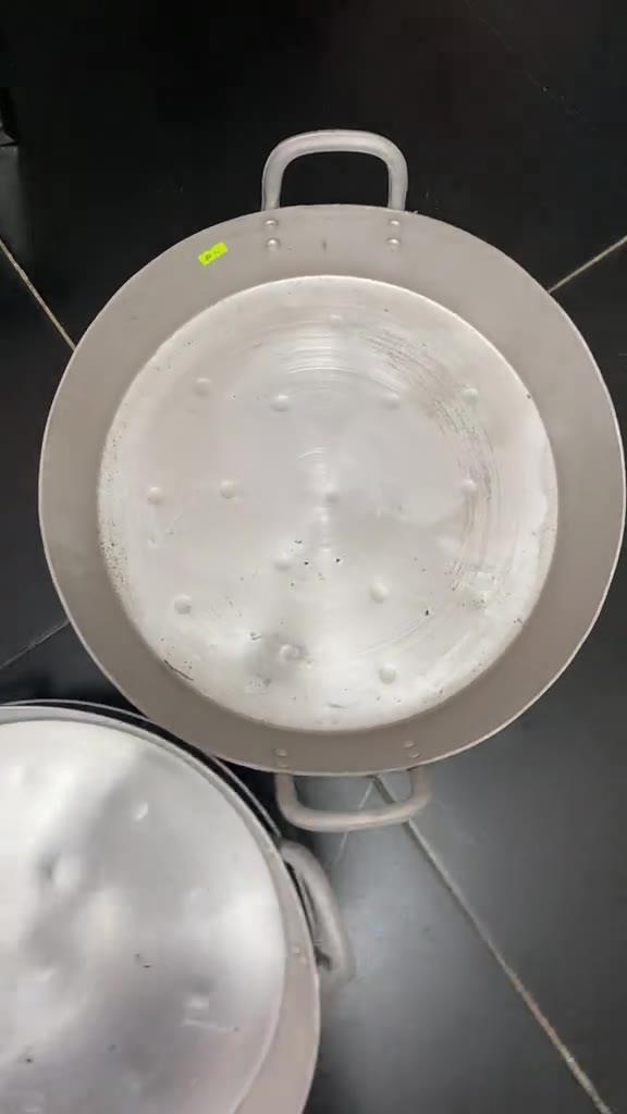 Đặt thước đo đường kính chảo