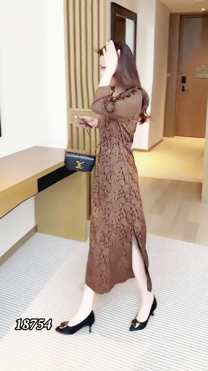 18754- Đầm suông lụa nâu vân gấm phối voan tay (lụa gấm phối voan)_thumbnail_3
