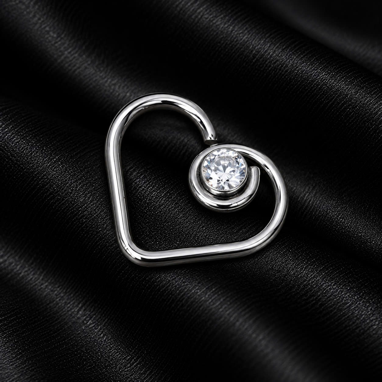daith kiểu trái tim xoắn kim cương trắng tai trái.