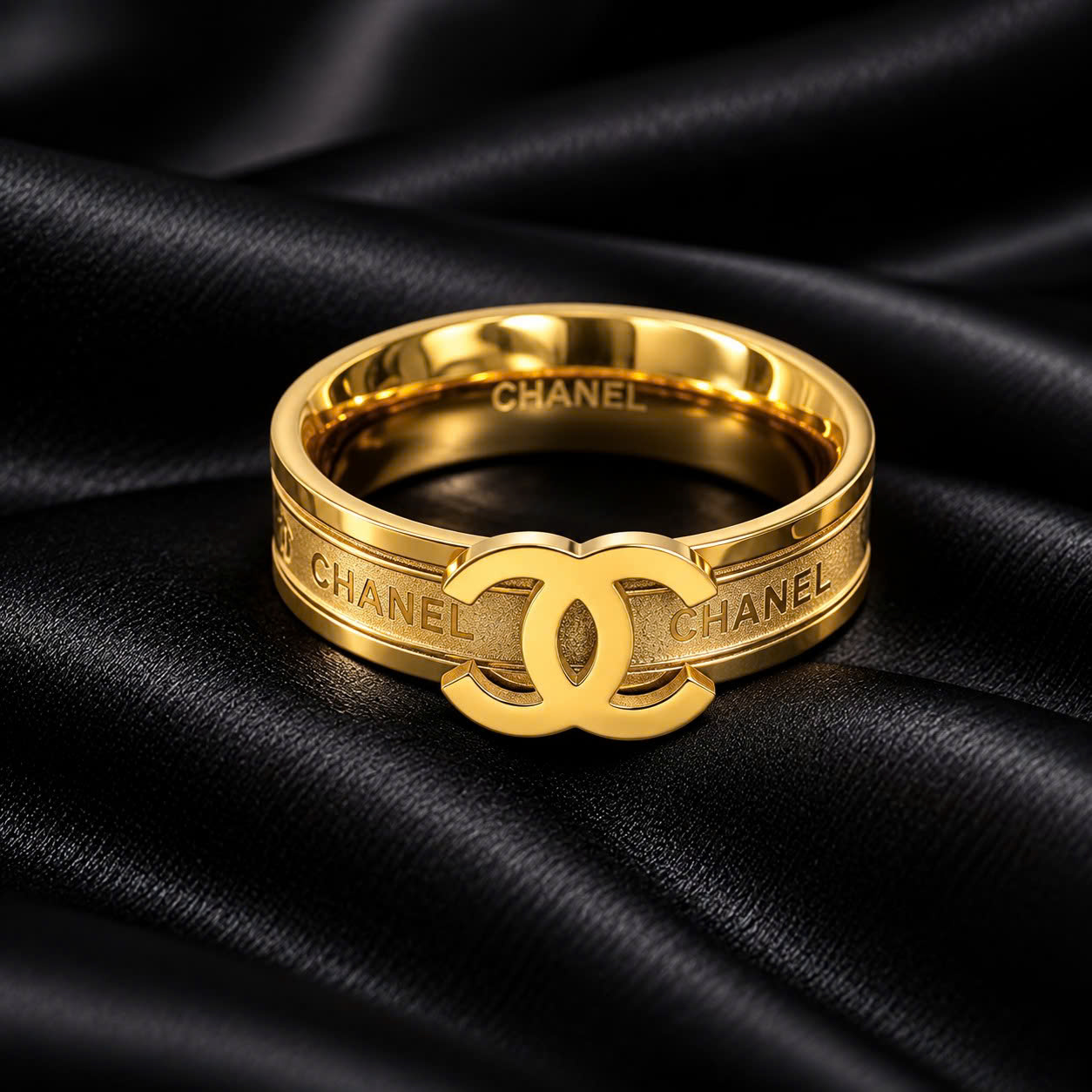 nhẫn kiểu titan vàng logo Chanel dập nổi khắc chữ size 5