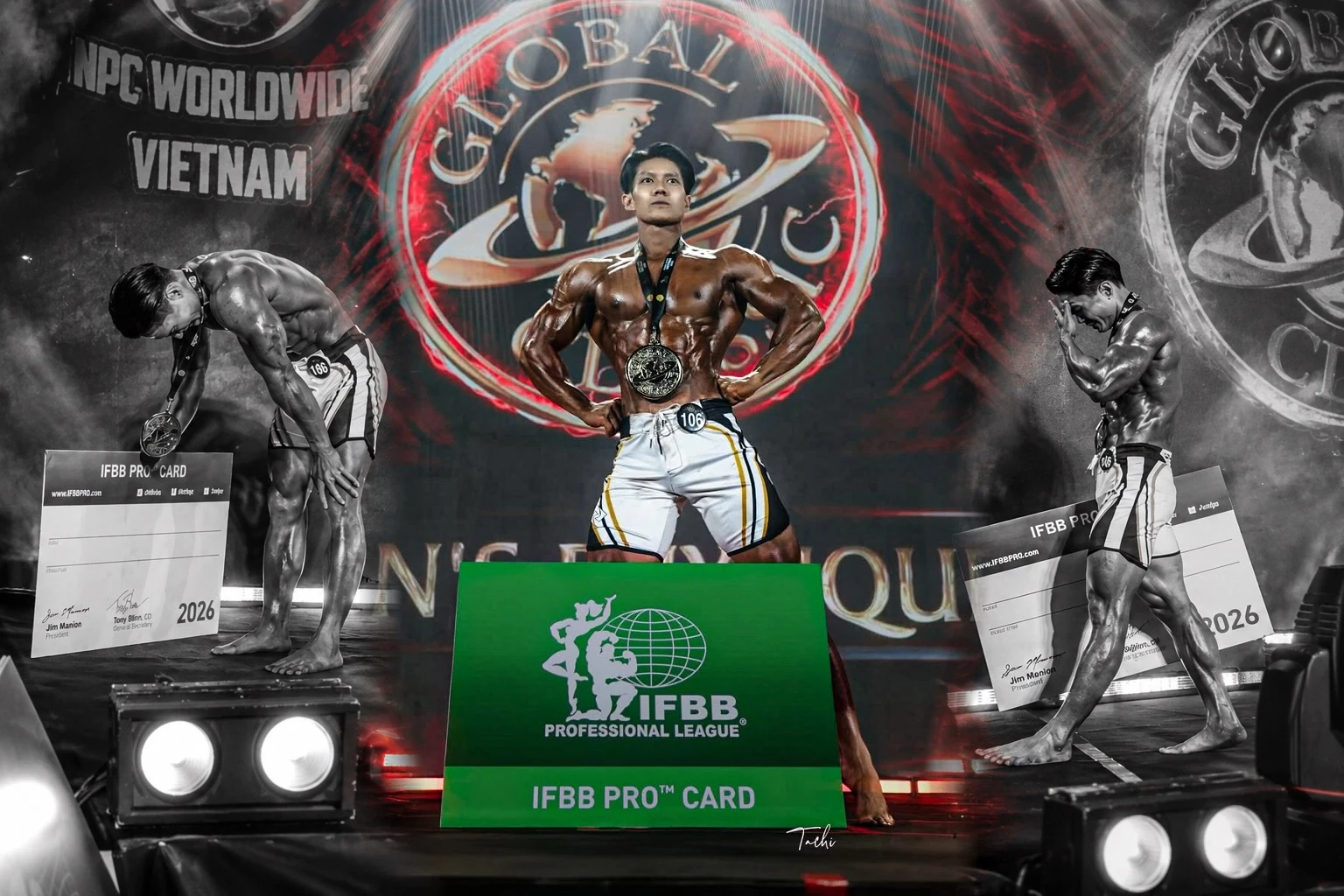 Ảnh ghép ba khoảnh khắc thi đấu và nhận Pro Card của Giang Hoàng