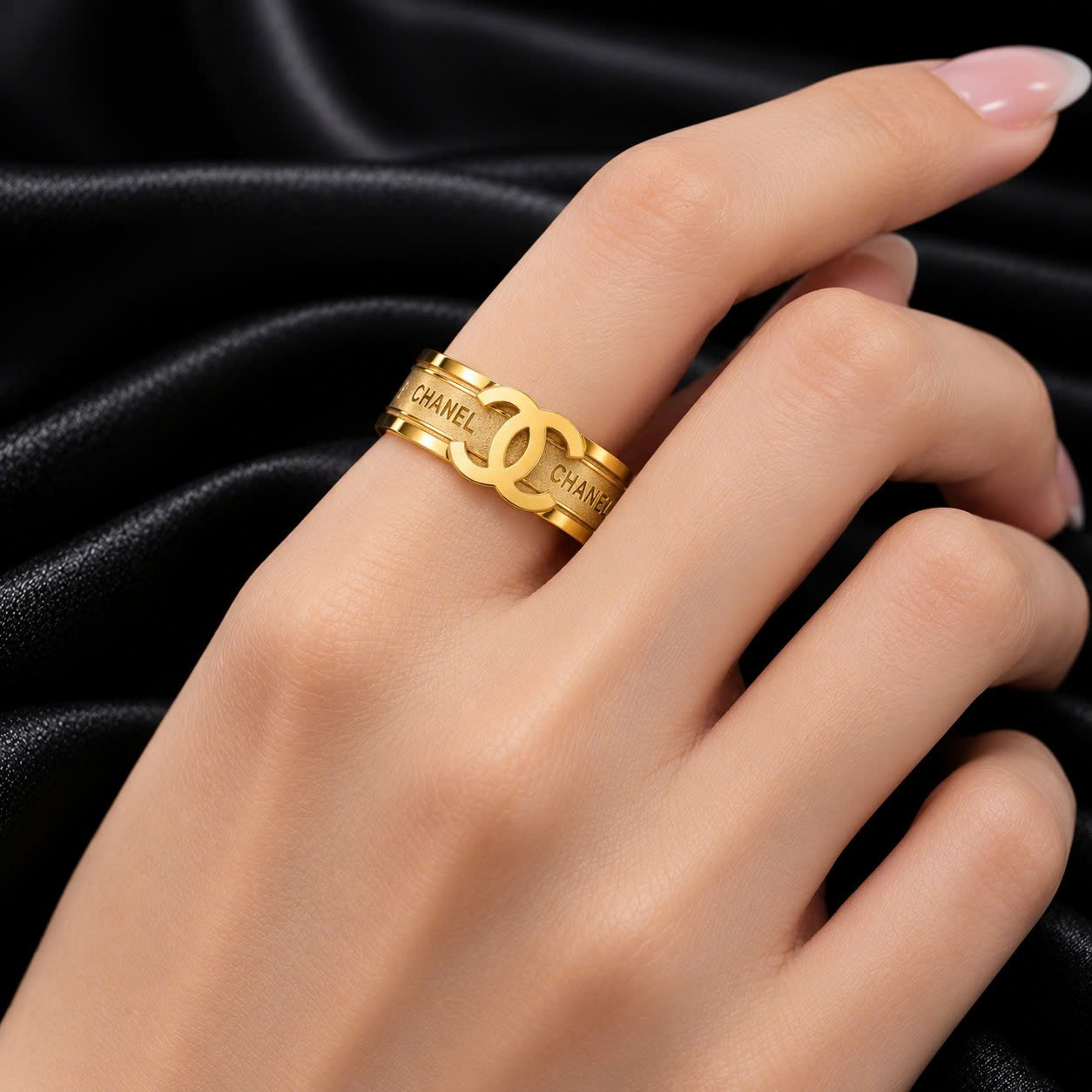 nhẫn kiểu titan vàng logo Chanel dập nổi khắc chữ size 5_thumbnail_3