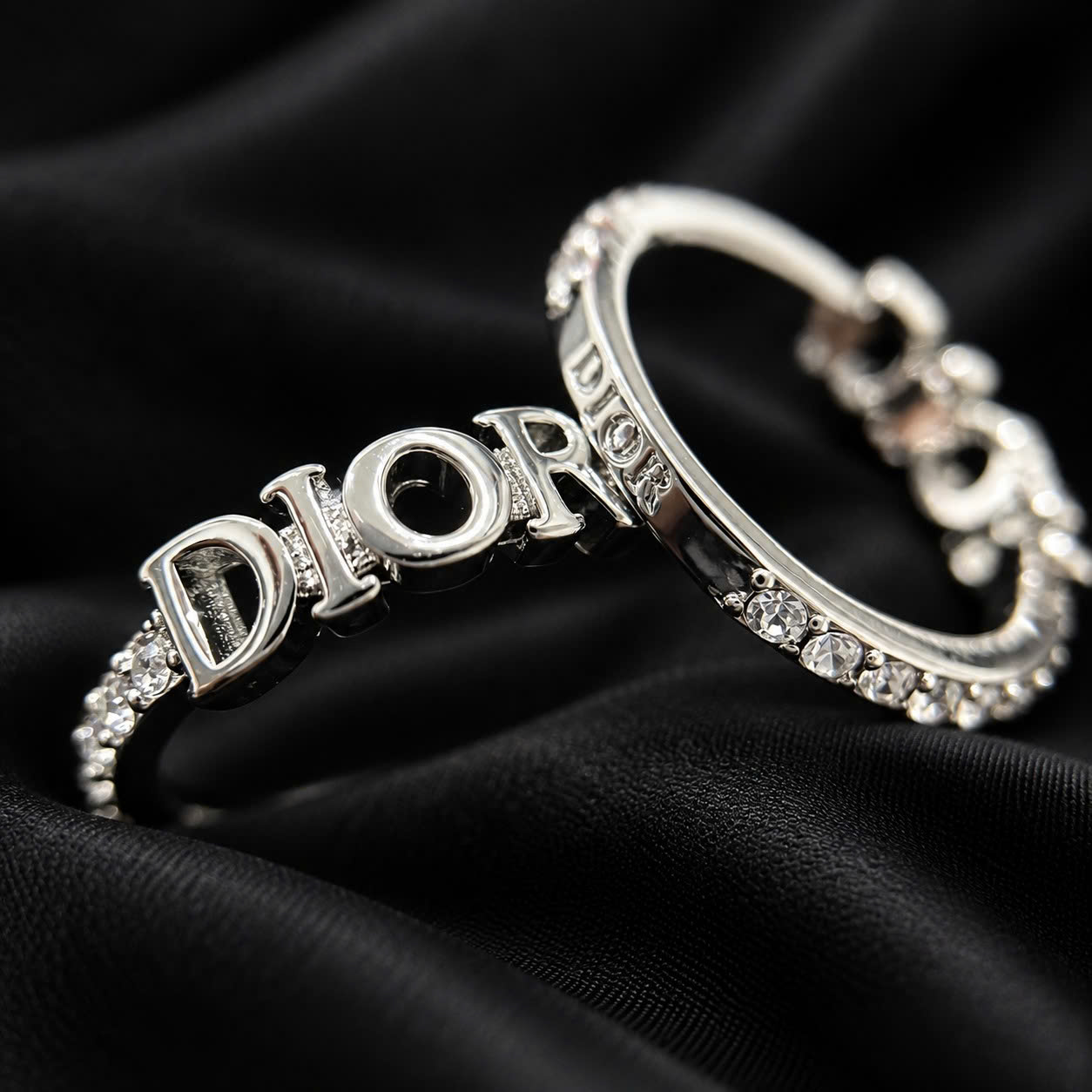 nhẫn kiểu khắc chữ DIOR viền kim cương sang trọng size 6