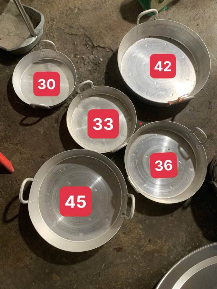5 chảo nhôm đáy bằng cỡ 30, 33, 36, 42, 45cm đặt cạnh nhau