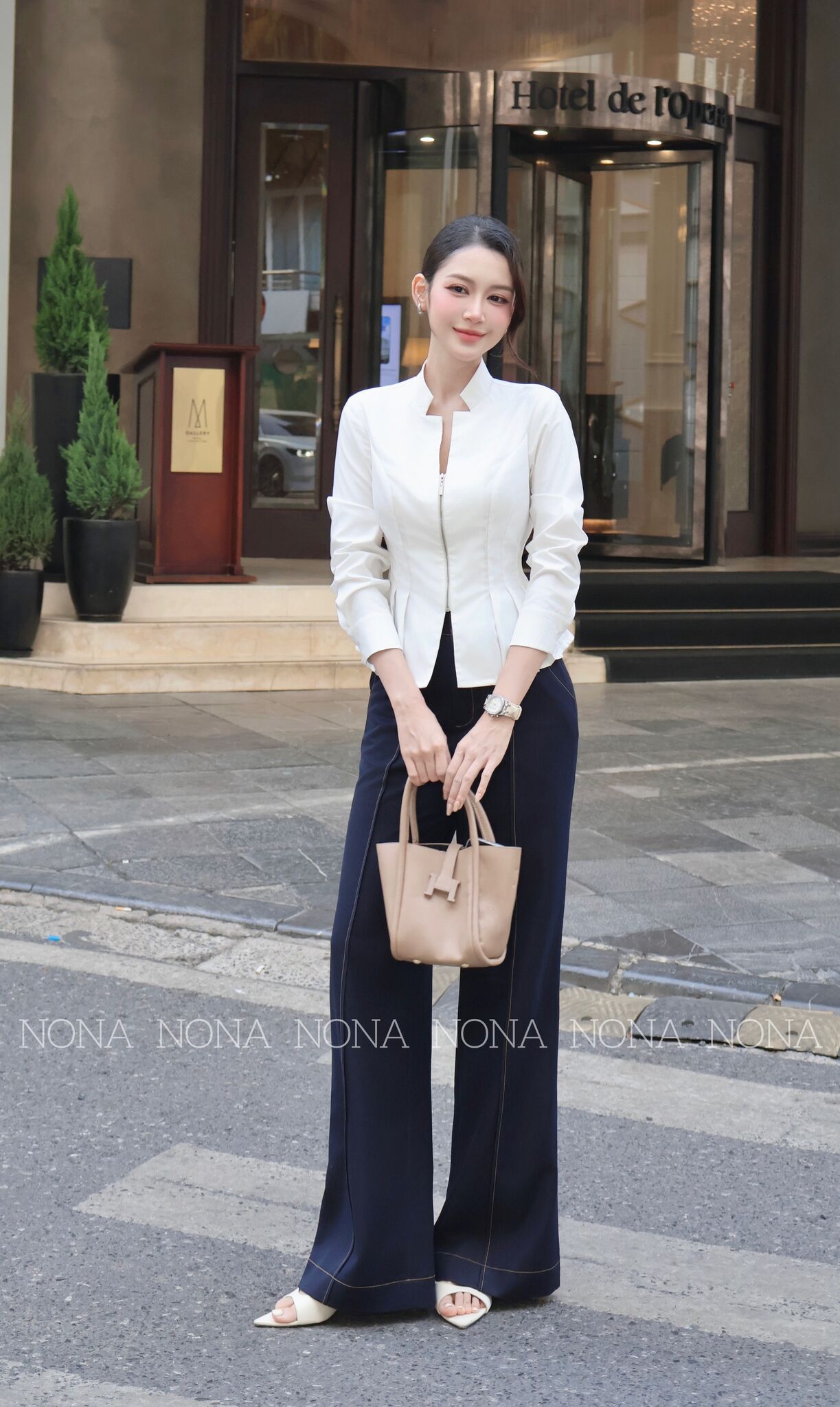Quần denim ống loe chỉ nổi