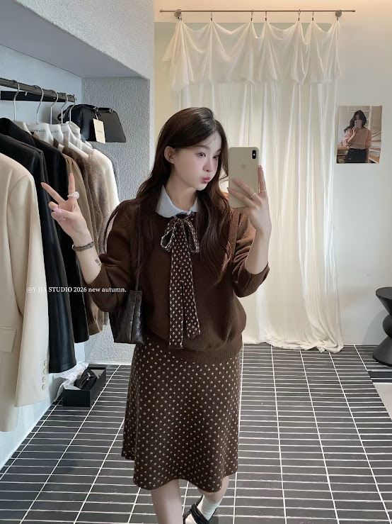 Lucas - Set áo len cô tròn dài tay + áo sơ mi trắng + chân váy lửng chấm bi_thumbnail_3