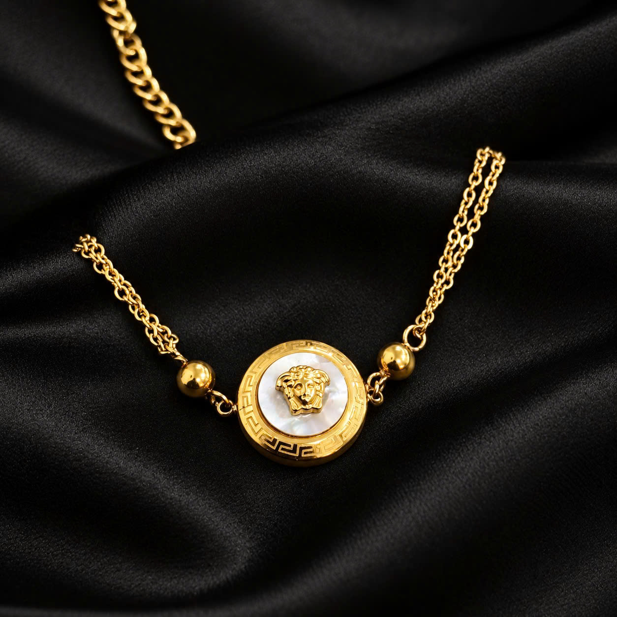 vòng tay titan vàng hai xích charm tròn trắng khắc hổ