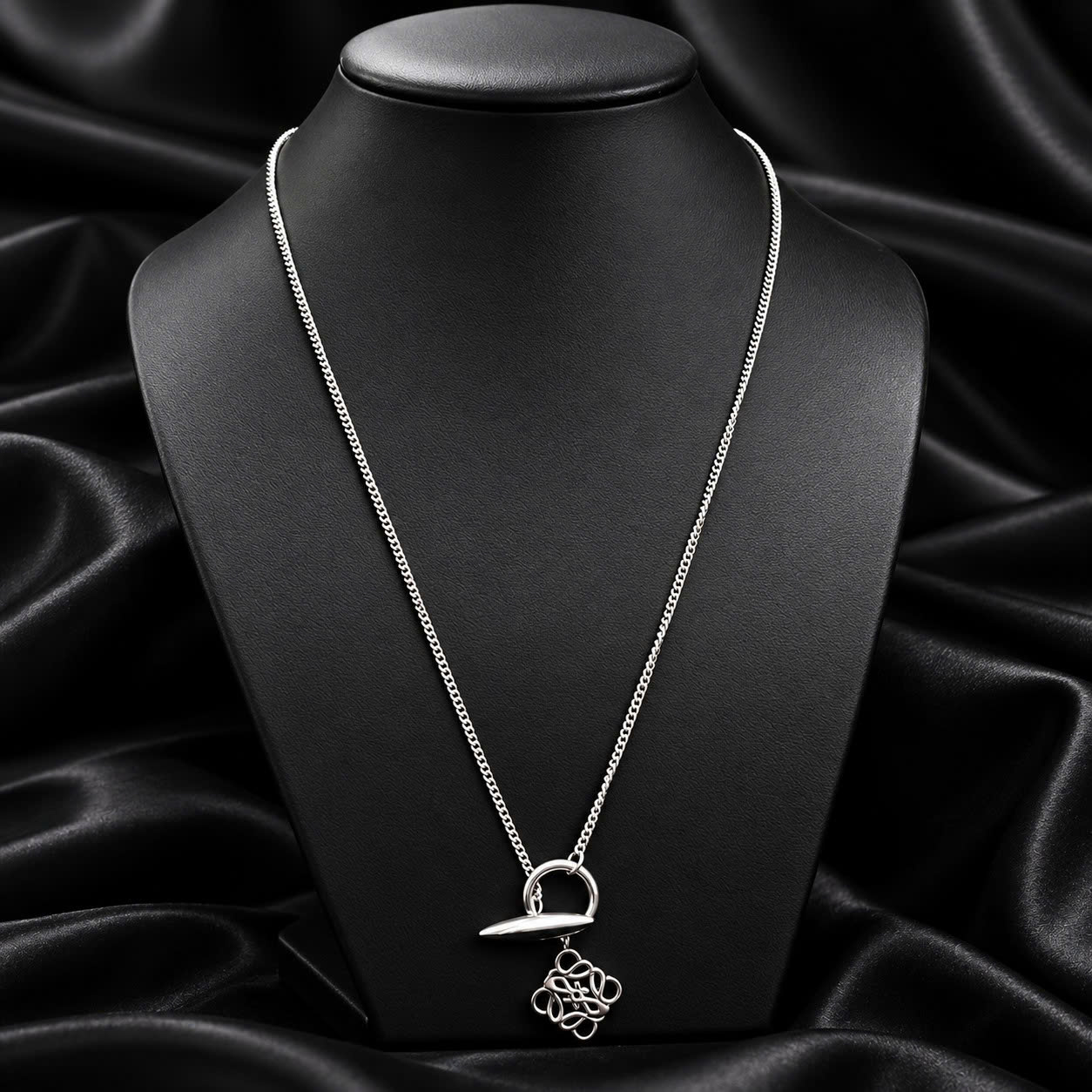 Vòng cổ titan loewe.