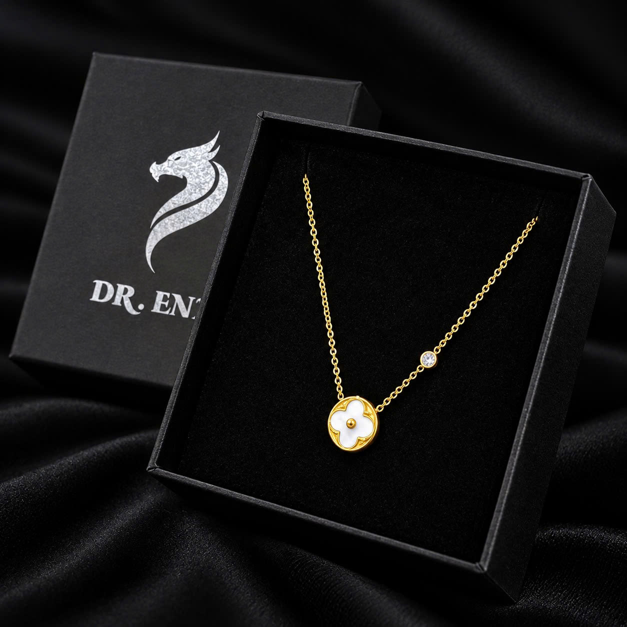 Vòng cổ titan vàng charm hoa 4 lá.