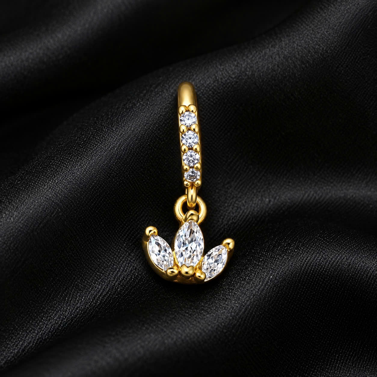 Vòng vàng đính kim cương charm 3 lá size 8 bẻ.
