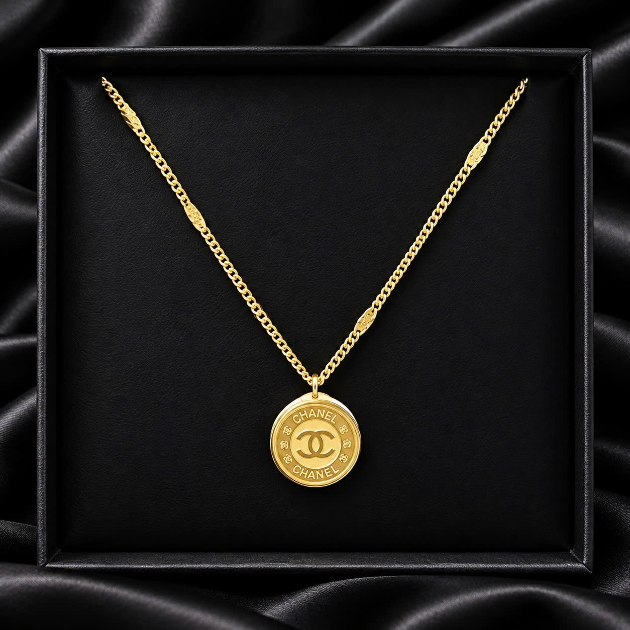 vòng cổ titan vàng charm Chanel tròn
