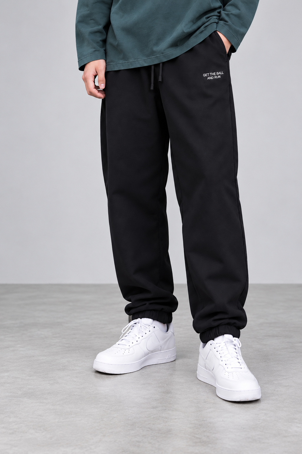 Quần nỉ jogger nam tuổi teen màu đen