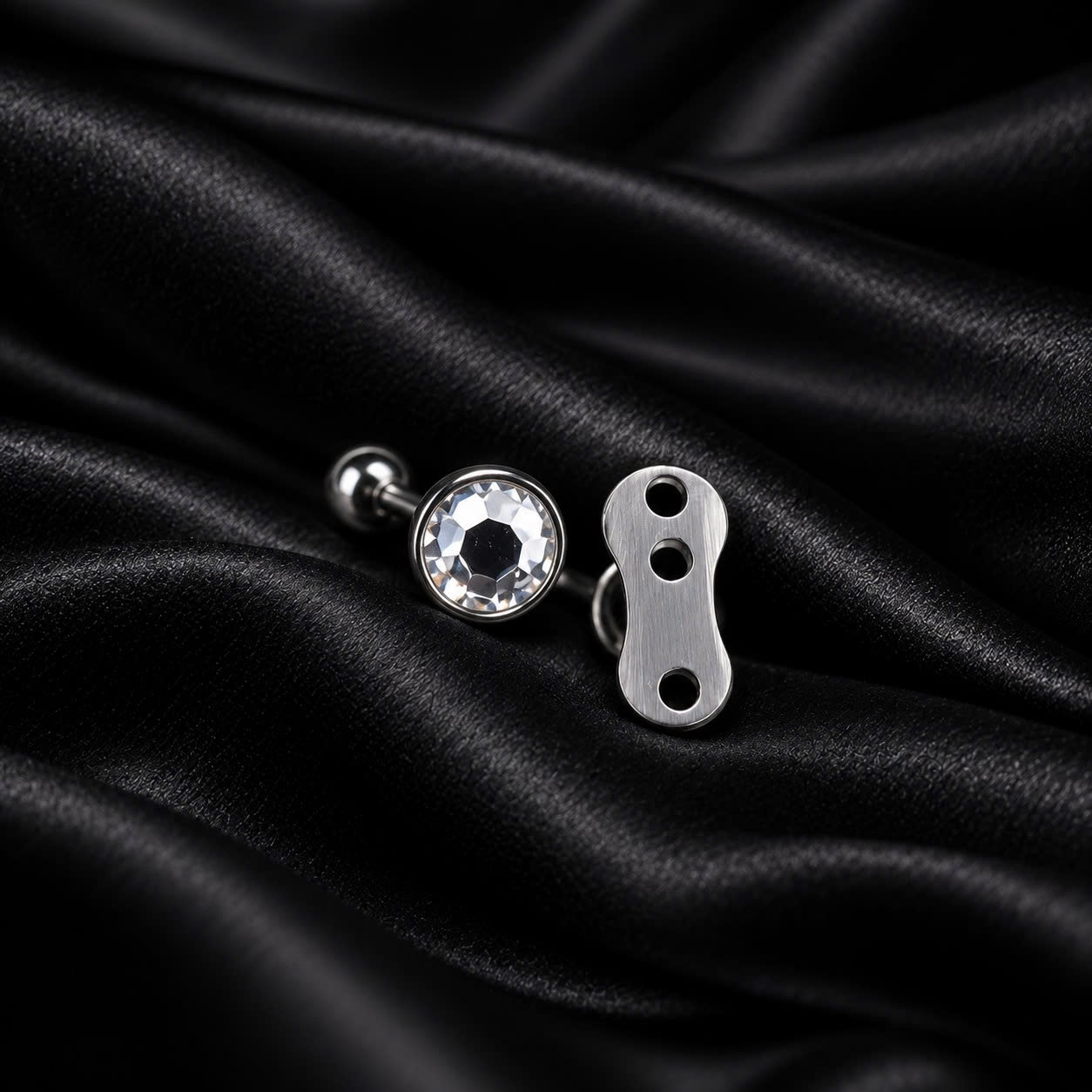 Khuyên cấy titan full thân charm.