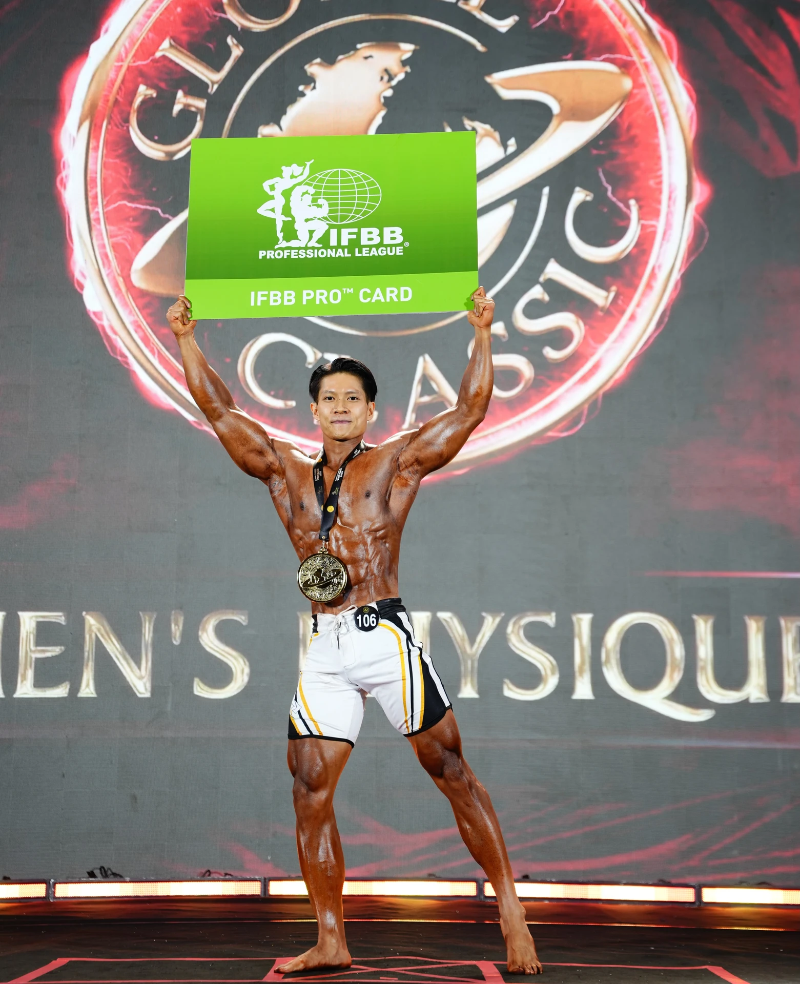 Hoàng Việt Giang nâng bảng IFBB Professional League Pro Card trên sân khấu