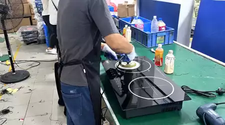 Công đoạn hoàn thiện mặt bếp tại xưởng VIAN