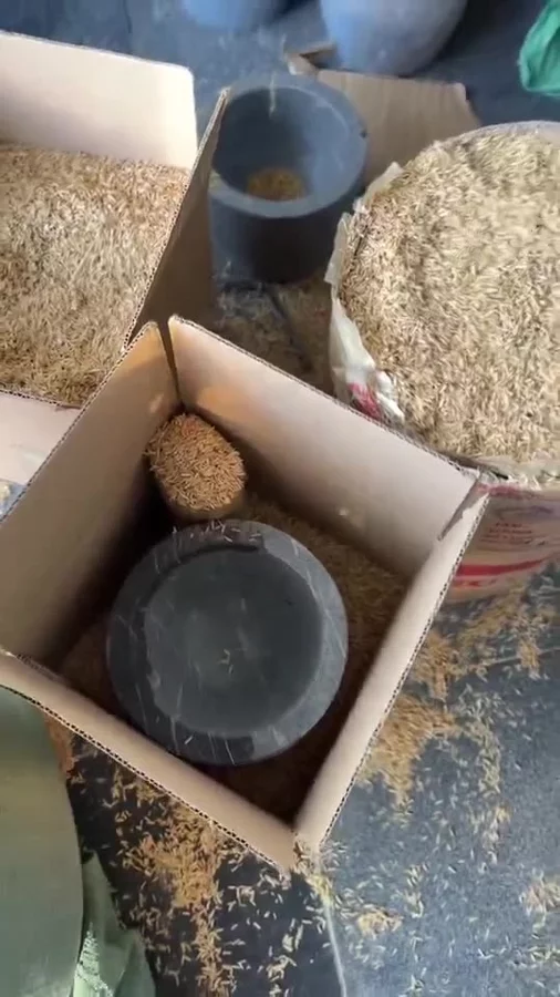 Cối đá đặt trong thùng carton, lót trấu chèn kín