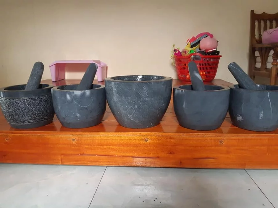 Nhiều mẫu cối đá xếp hàng