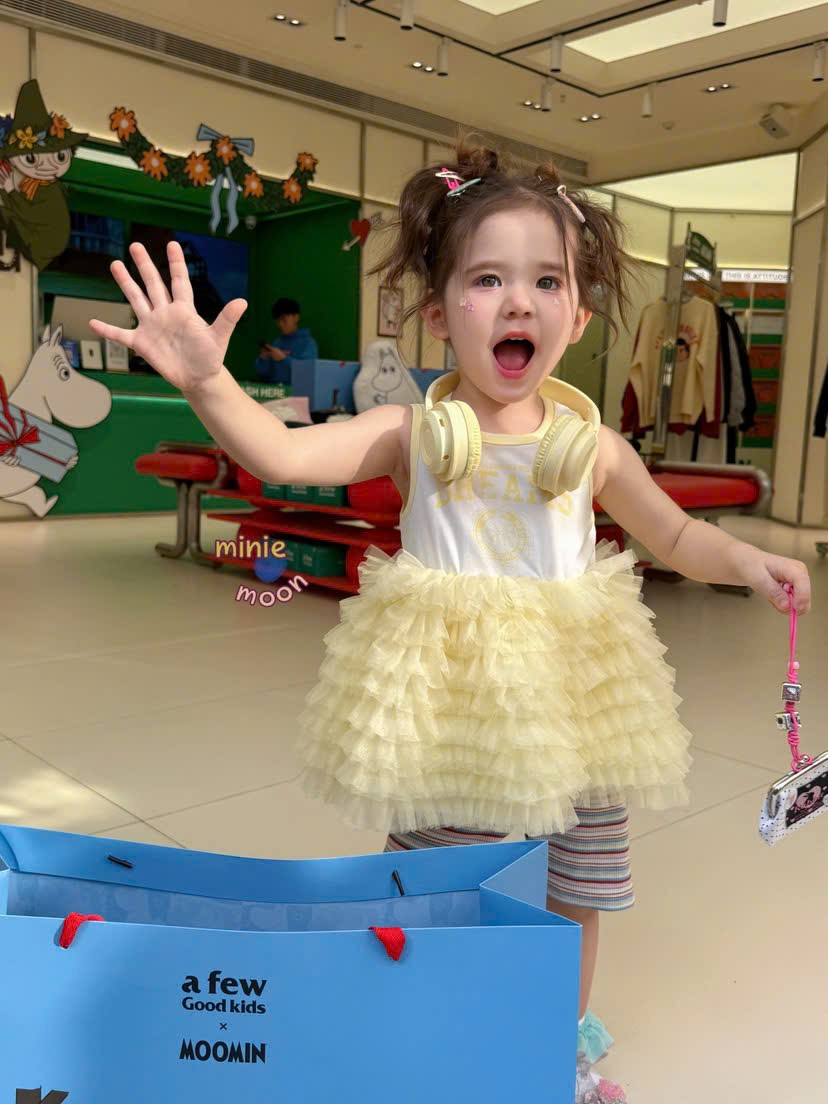 C202 - Áo sát nách trắng in chữ phối chân voan vàng tầng hãng Minie Moon (Sz90-130)_thumbnail_0