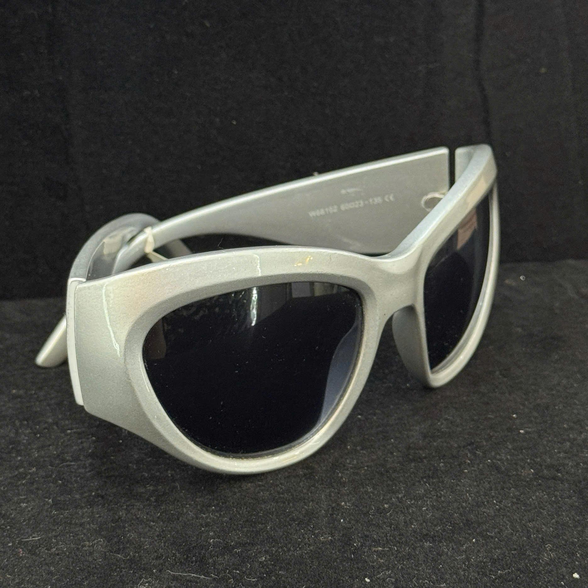 Kính mắt màu xám._thumbnail_1