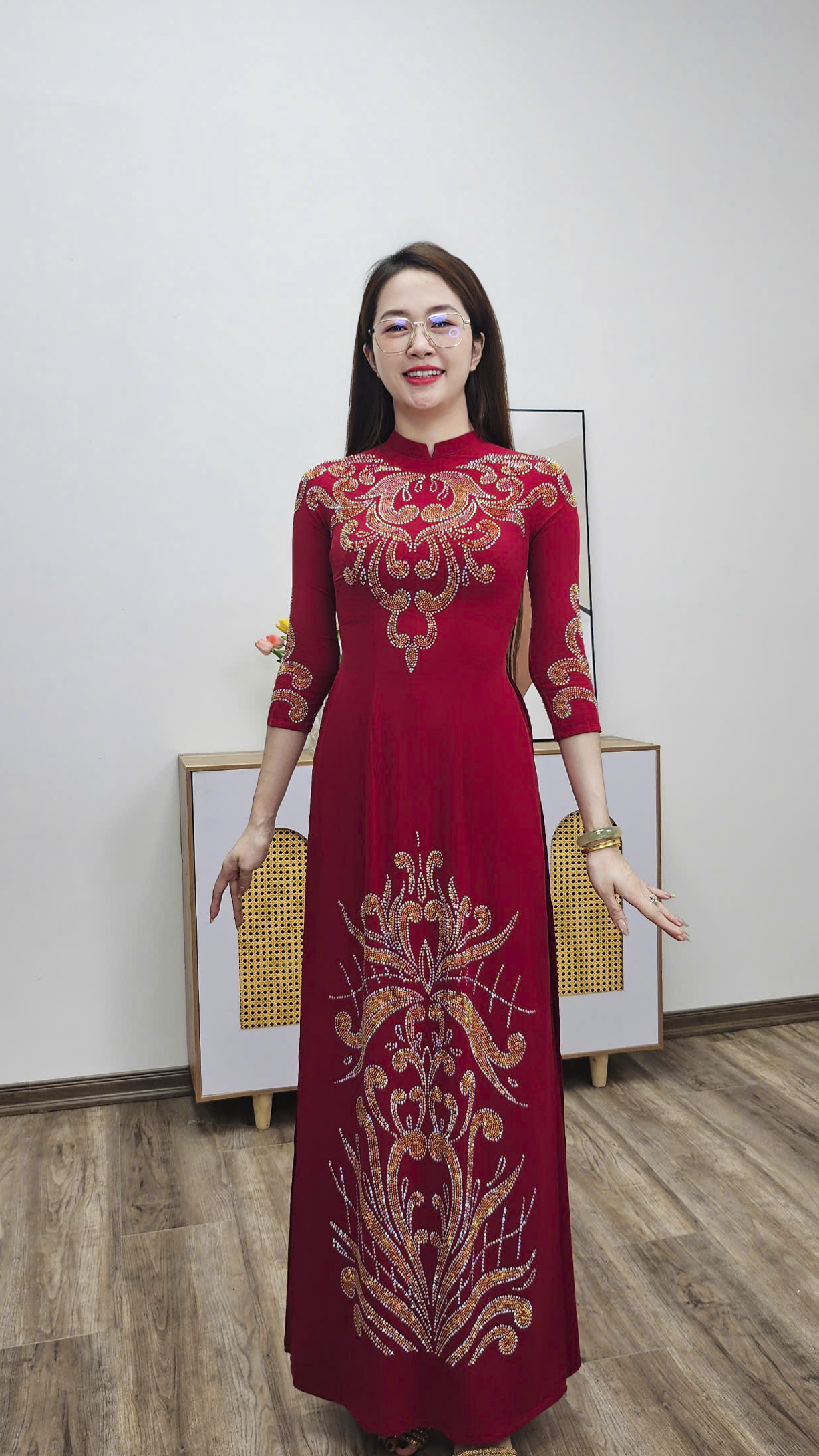 A3009 áo dài cổ 2p tay lỡ lụa mỹ đỏ đô đính đá vàng họa tiết hoàng gia_thumbnail_4