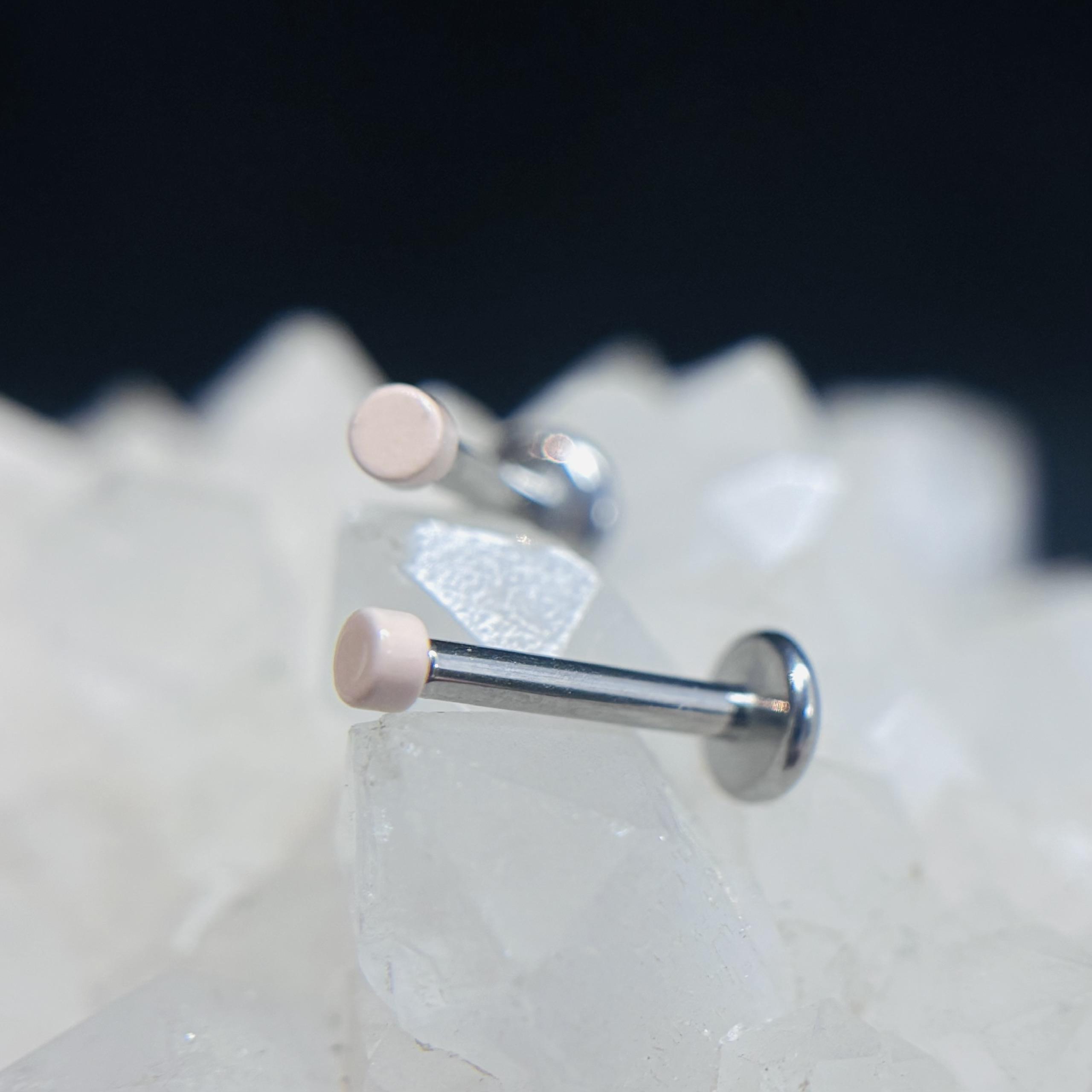 Khuyên kiểu hạt sữa size 8 dẹt thân titan