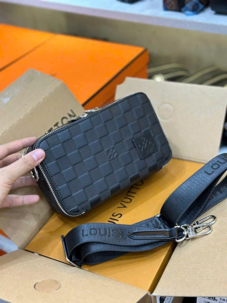 úi đeo chéo nam Louis Vuitton Alpha Wearable phiên bản Damier Infini Black_thumbnail_1