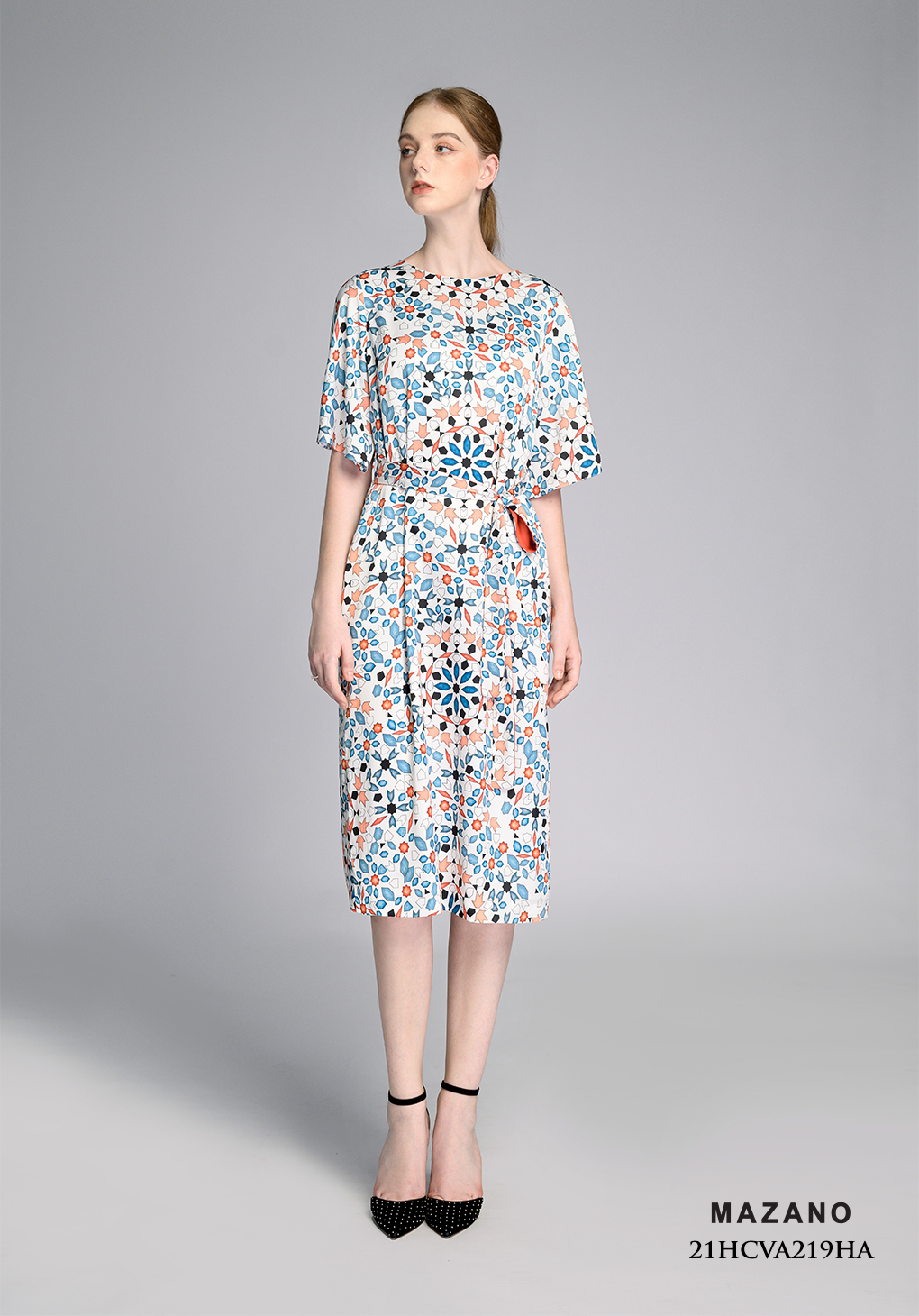 Đầm suông thắt đai họa tiết đá quý