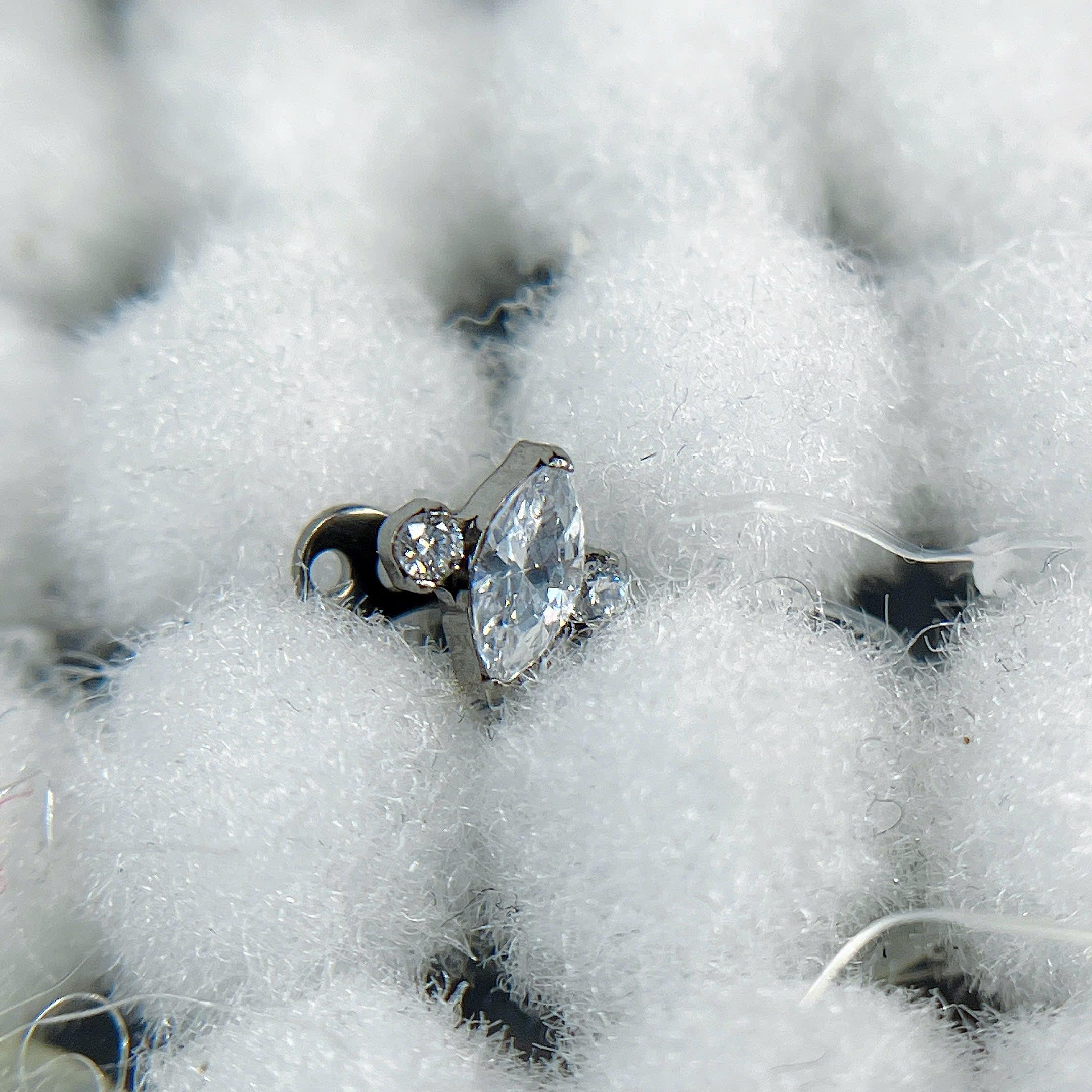 Khuyên cấy titan 3 đá_thumbnail_2