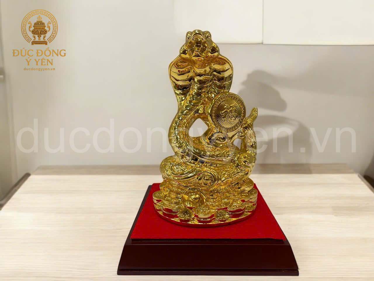 Tượng rắn mạ vàng 