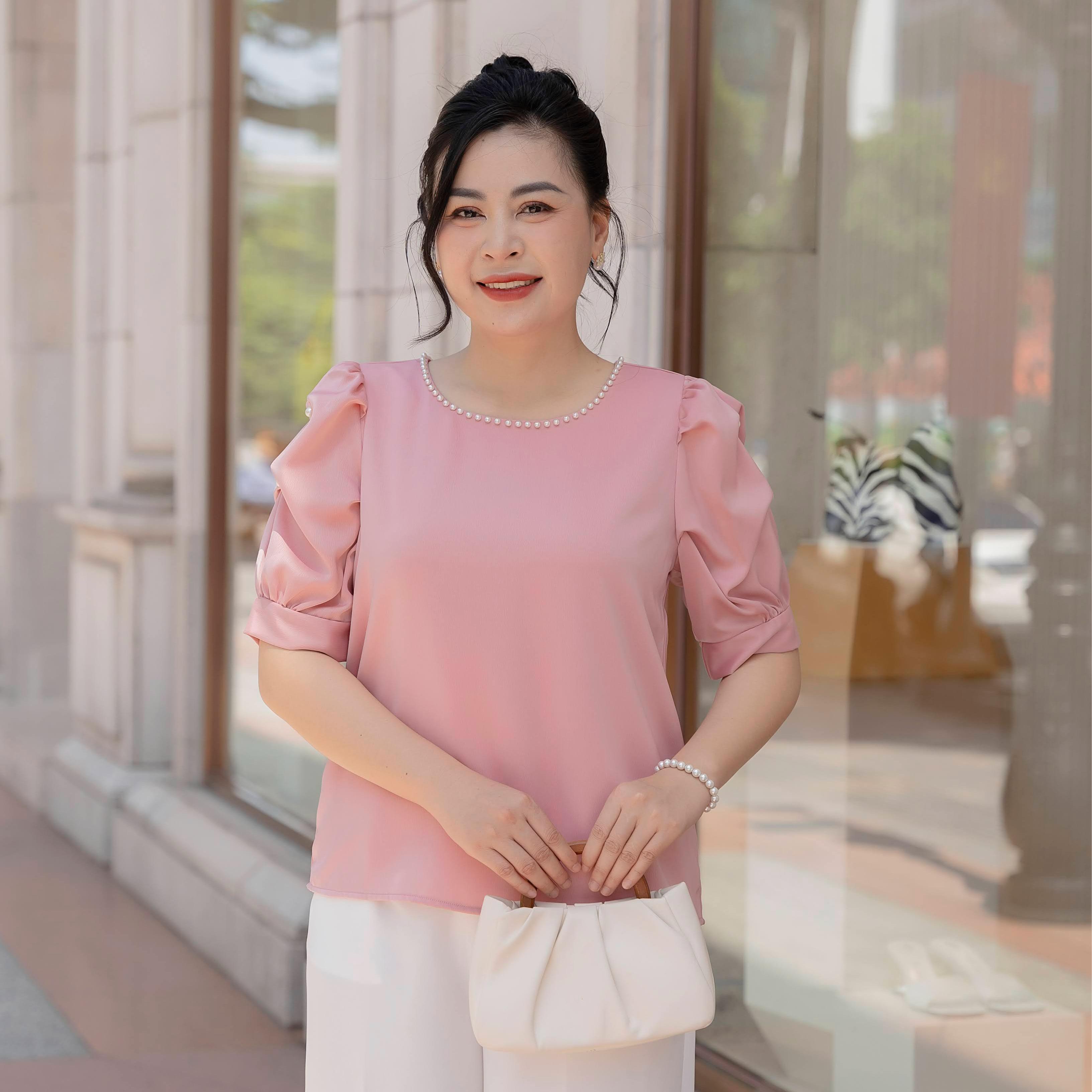 GUMOM - Áo Kiểu Trung Niên U50 U60 Cao Cấp Cổ Tròn Đính Ngọc Áo tặng mẹ Sang Trọng Cho Nữ - Women Nhung Kem Xanh Nho Tua Rua Top Voi