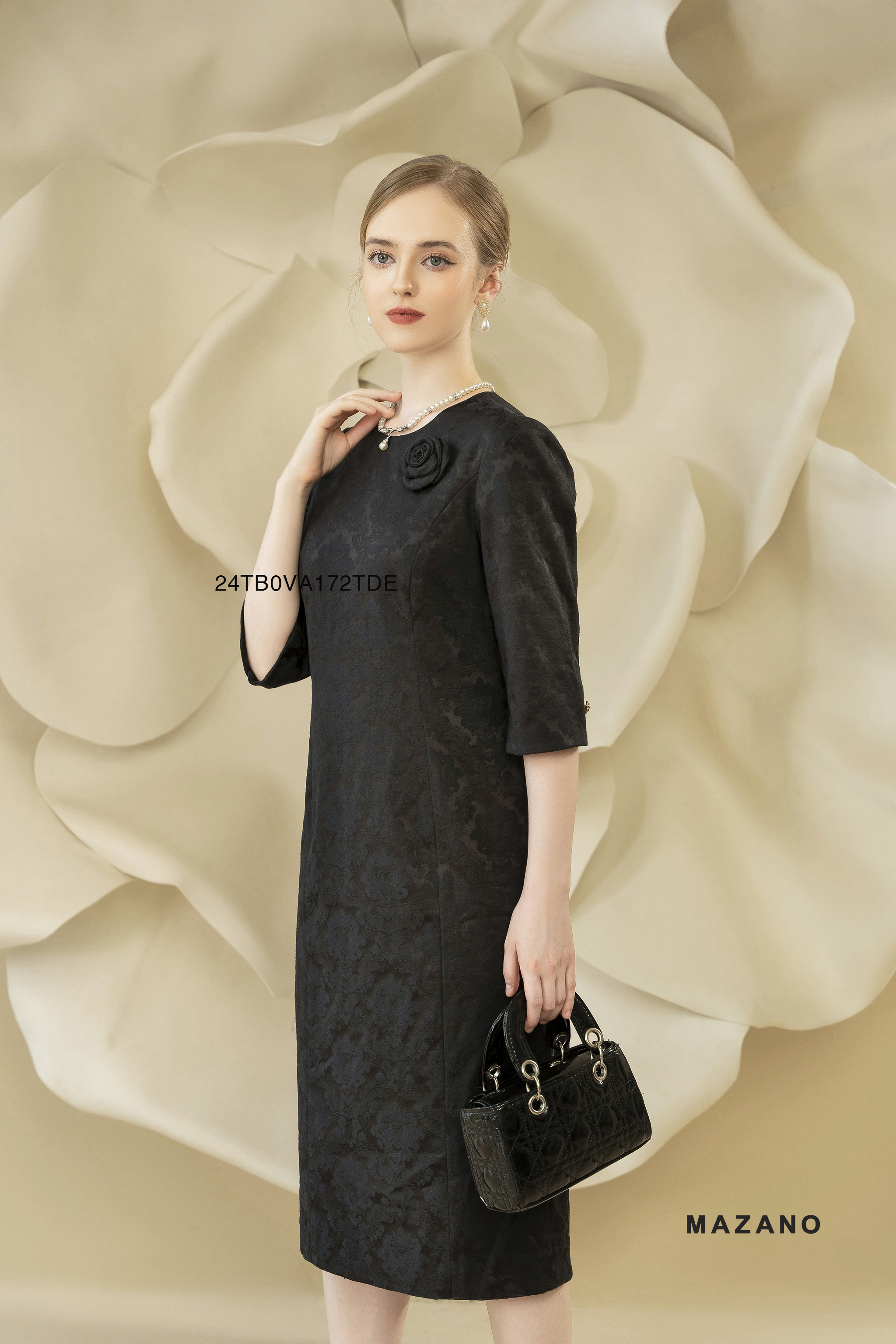 Váy Đầm Suông Vải Gấm thô Họa tiết Vân chìm Đính hoa cuốn Cổ tròn vừa Tay lỡ dài tới bắp chân_thumbnail_4