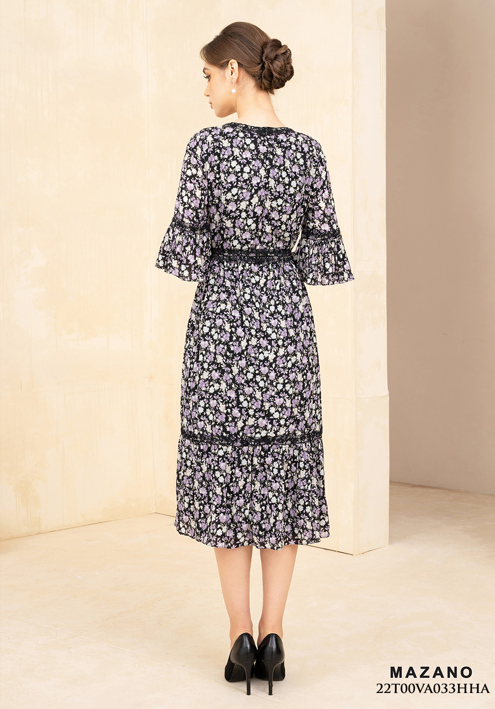 Đầm đen họa tiết chân xếp nhún ly phối ren