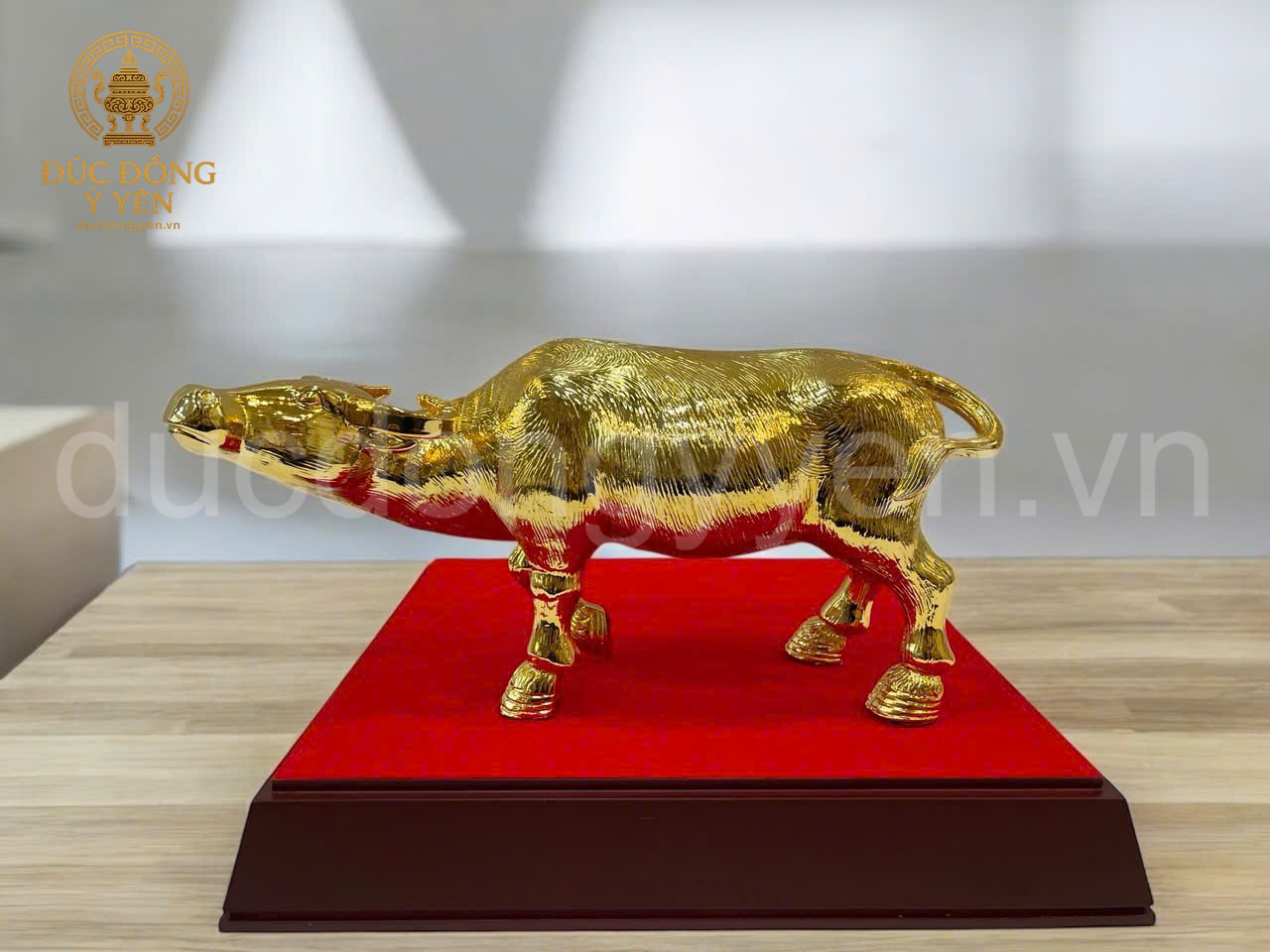 Tượng linh vật trâu mạ vàng 