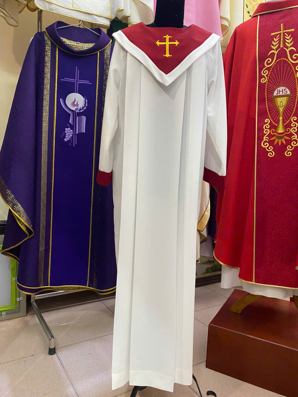 Áo ca đoàn (yếm thêu Thánh Giá+ lá vạn tuế)