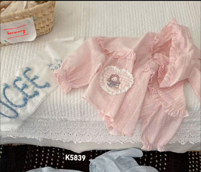 D110 - Áo khoác gió hồng chấm bi phối bèo thêu taf thỏ