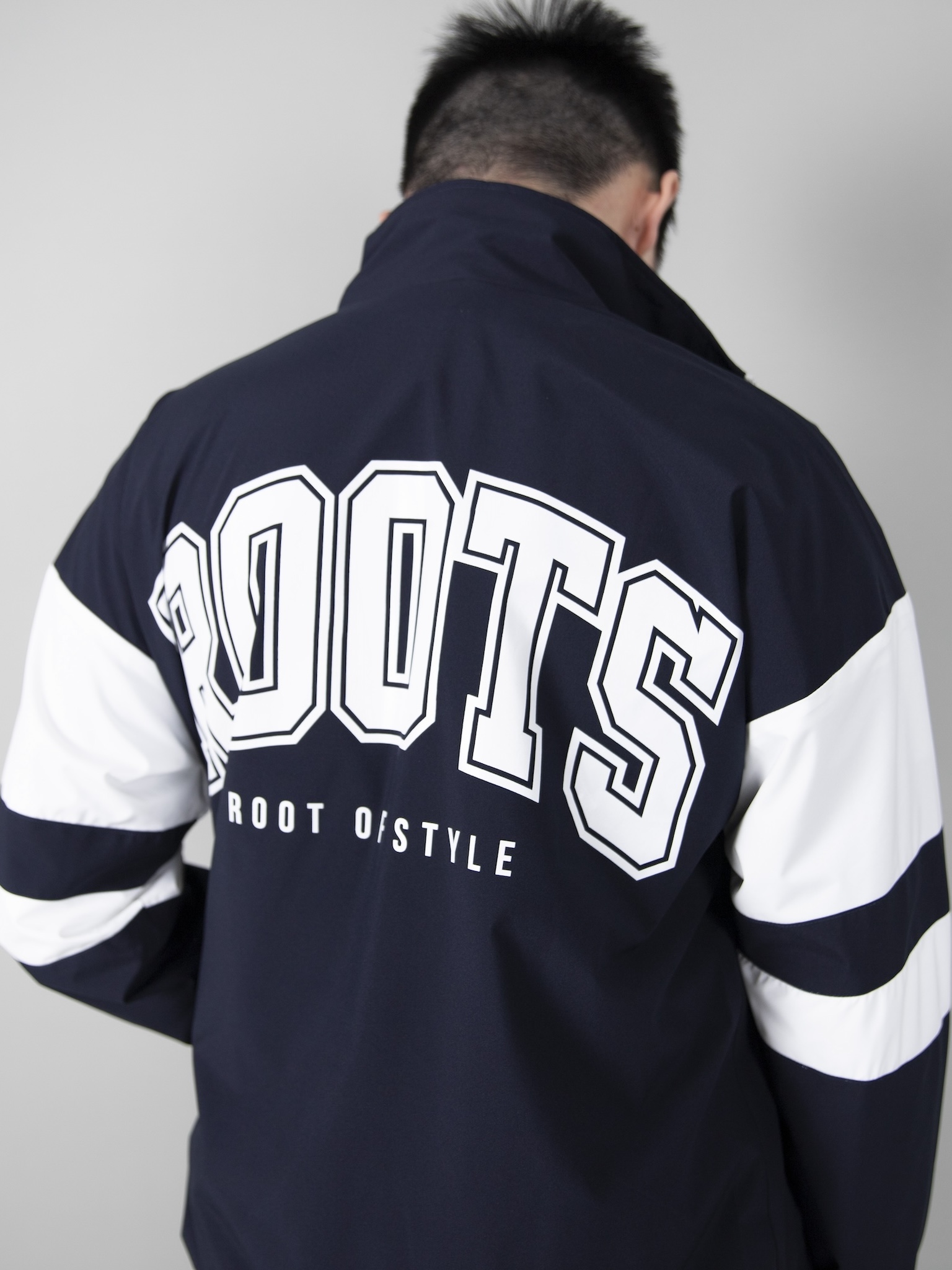 Áo khoác gió navy tay phối trắng in chữ R_thumbnail_8