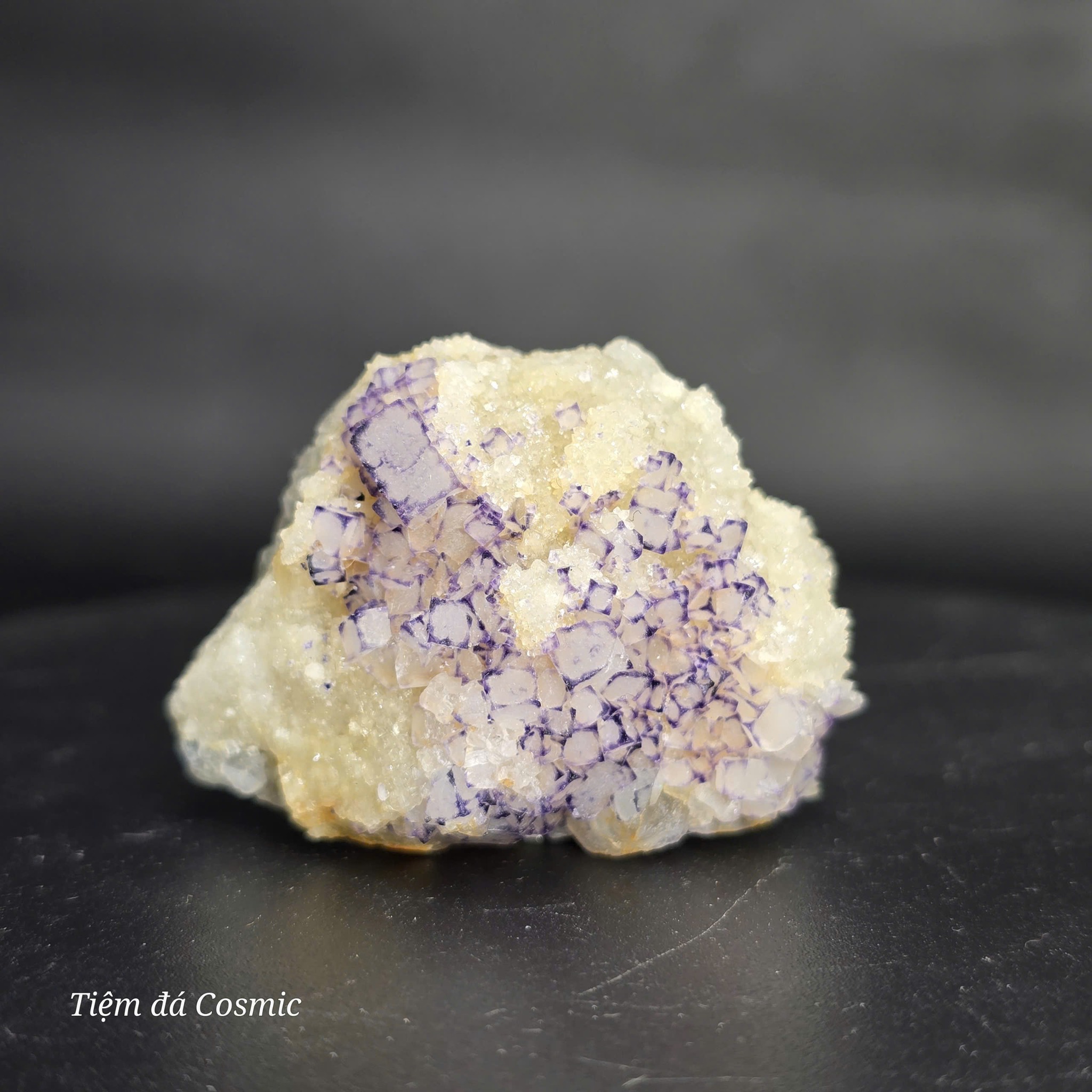 Tinh thể QR Code Fluorite trên nền thạch anh_thumbnail_1