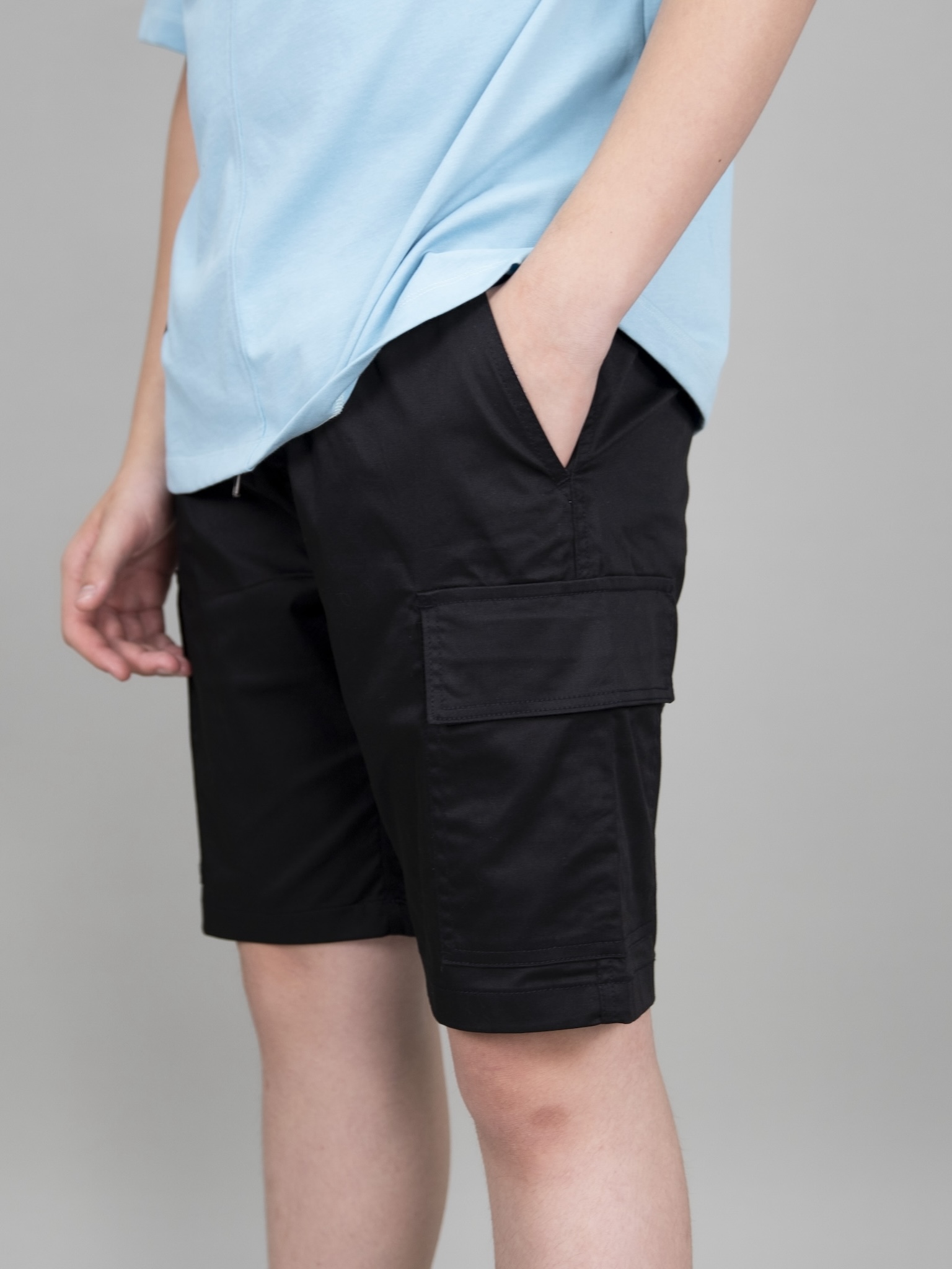 Quần short kaki túi hộp màu đen