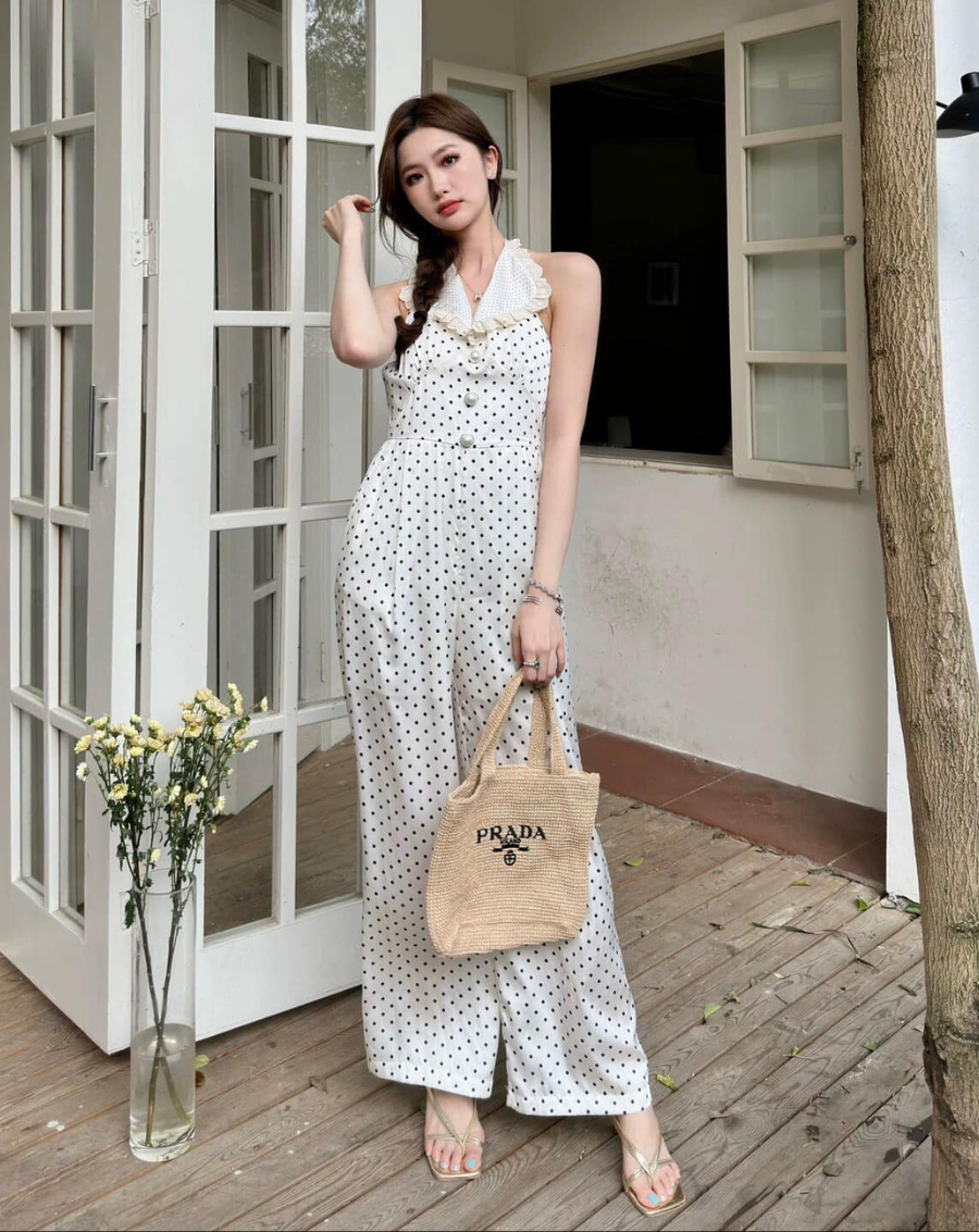 Jumpsuit cổ yếm phối bèo cổ họa tiết chấm bi xinh