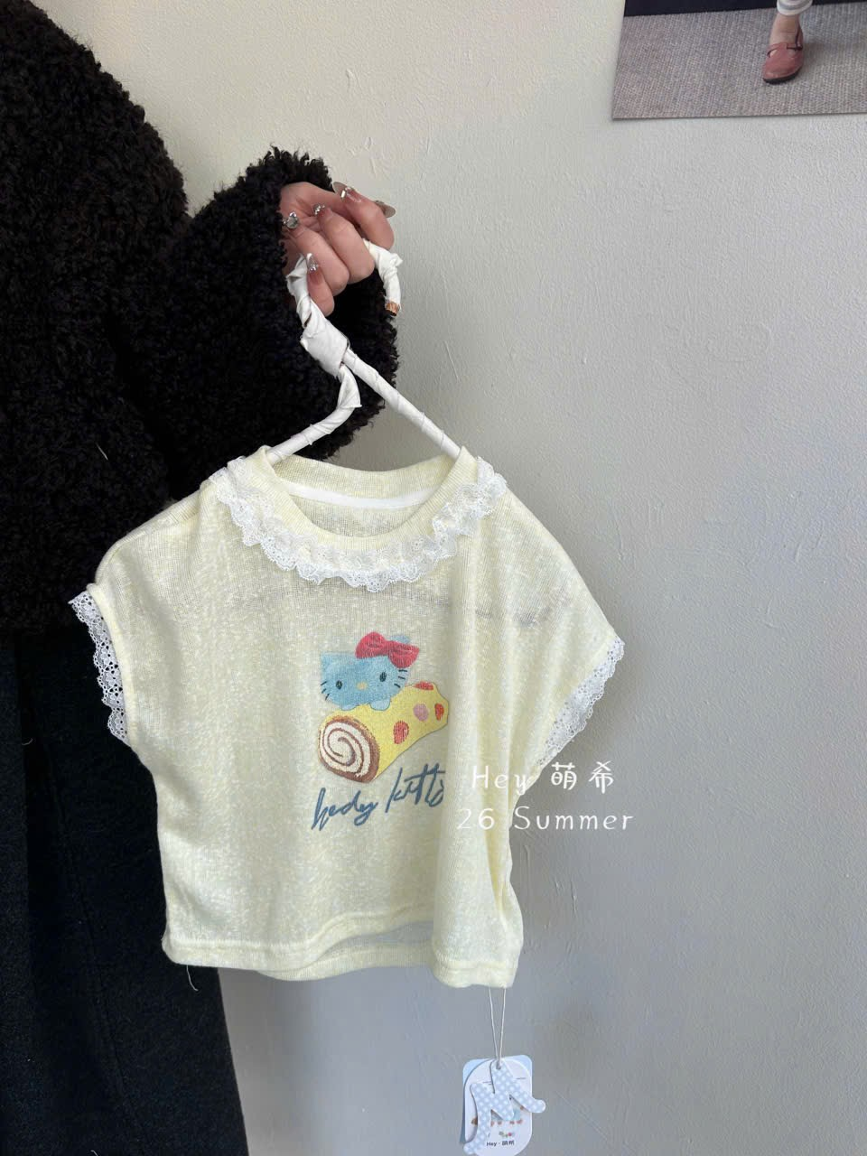 (E187) Áo thun tay rơi màu vàng cổ ren họa tiết Kitty hãng HMX