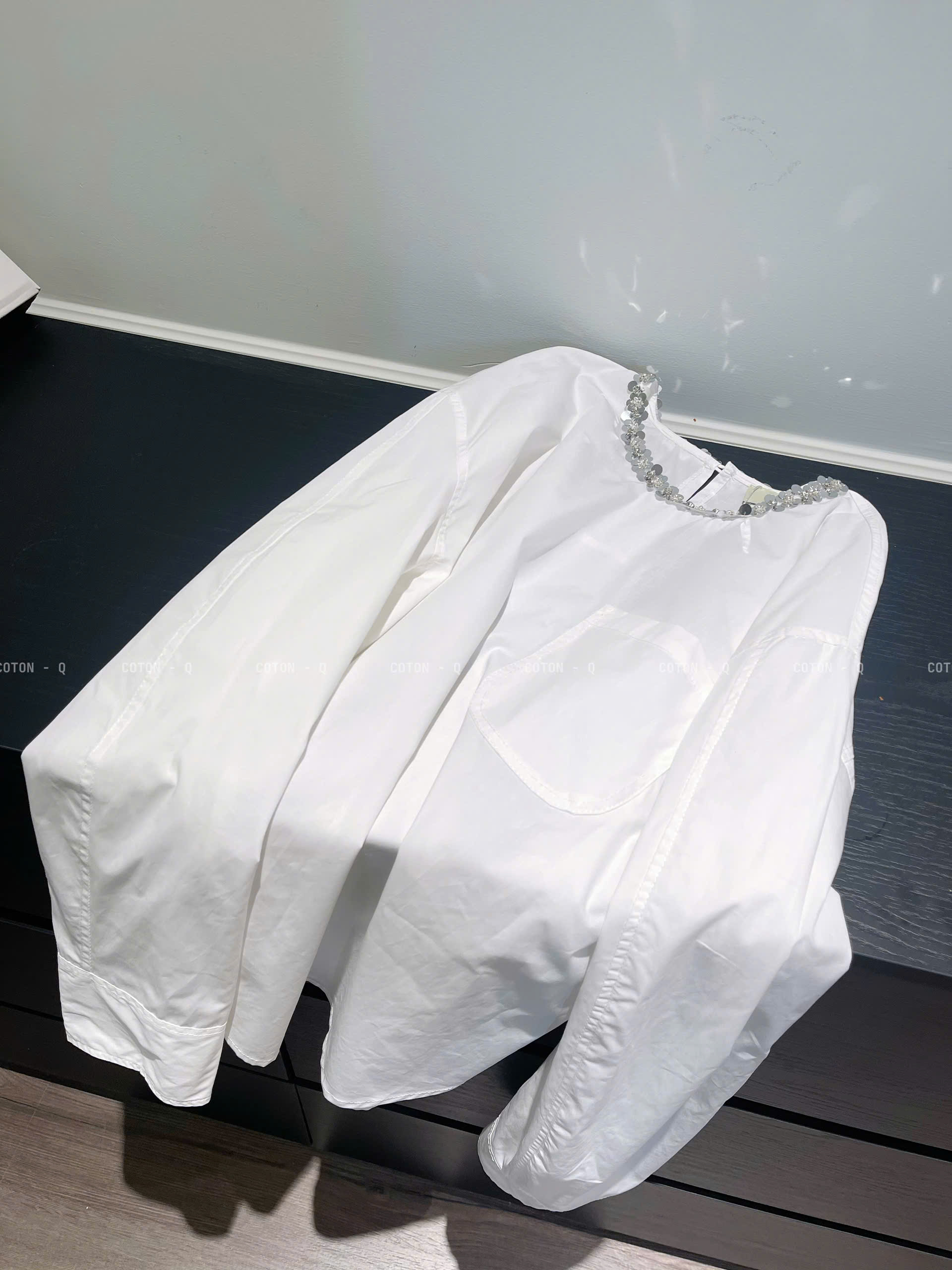 Áo tay dài trắng đính viền cổ_thumbnail_4