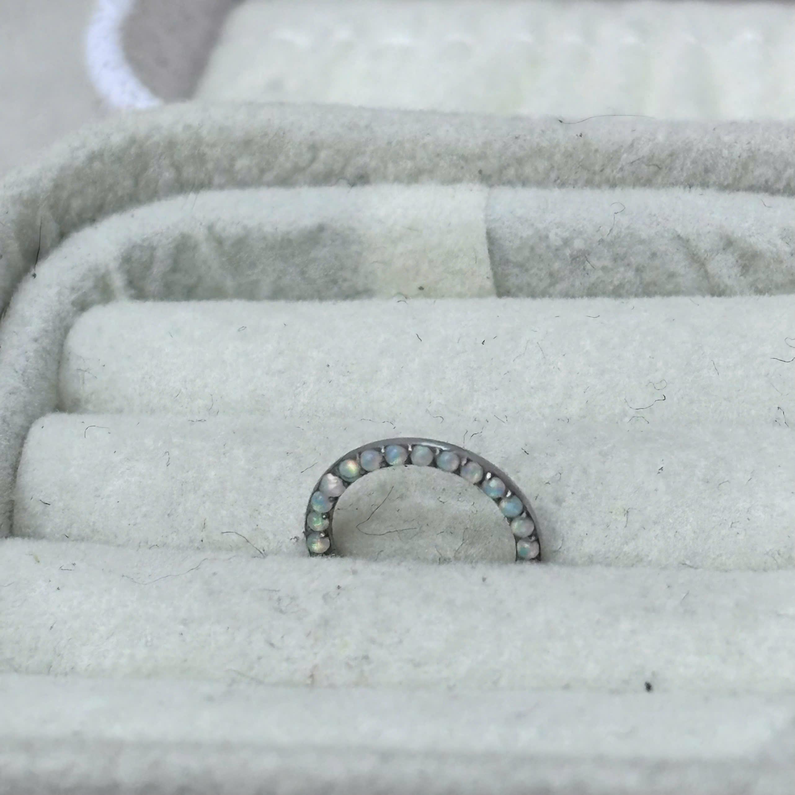 Daith đá opal