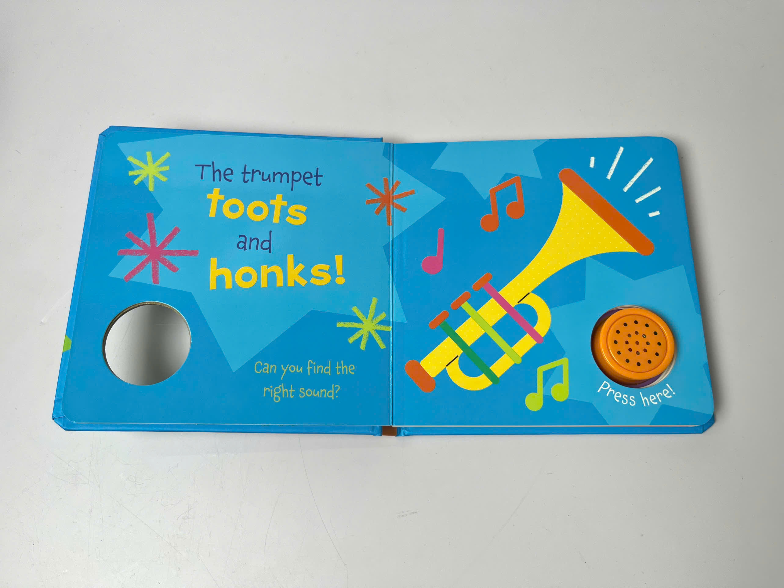 ROUND BUTTON SOUND BOOK - MUSIC (FSC)_thumbnail_2