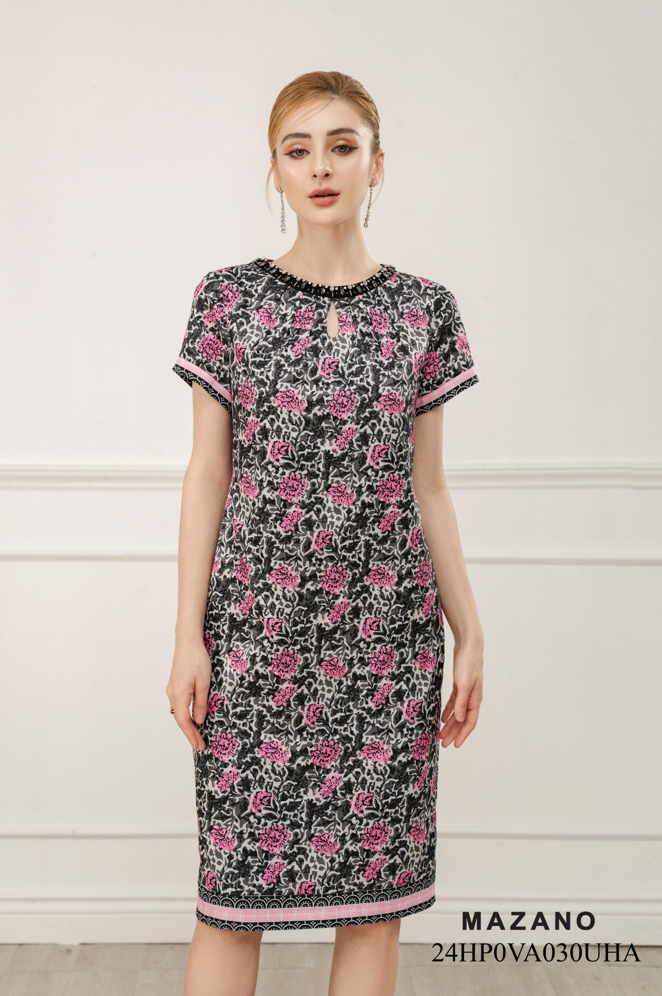 Đầm suông phối họa tiết đính cổ