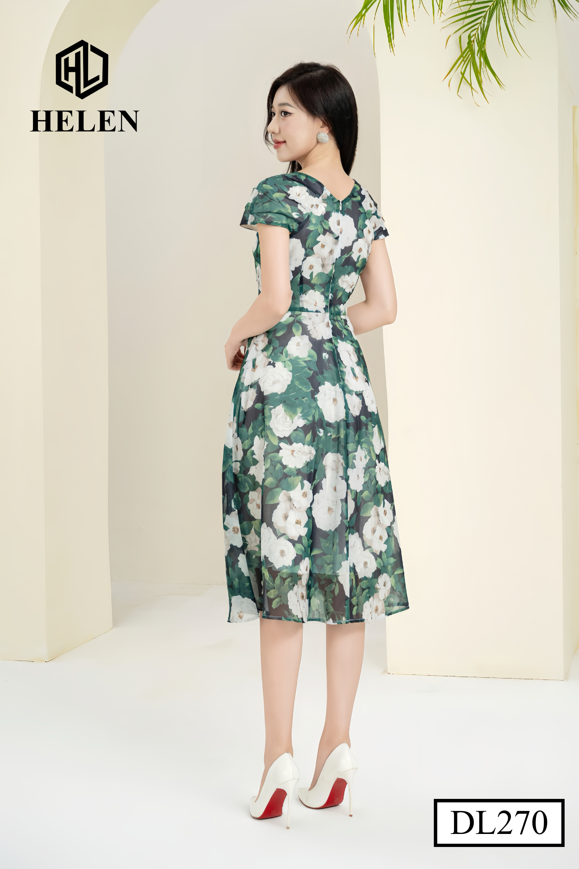 Đầm xòe xanh hoa trắng cổ vuông đính hoa ngực DL270