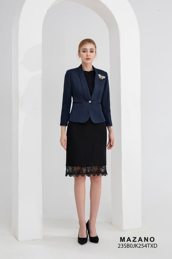 áo Jacket đen đính đá ở cổ