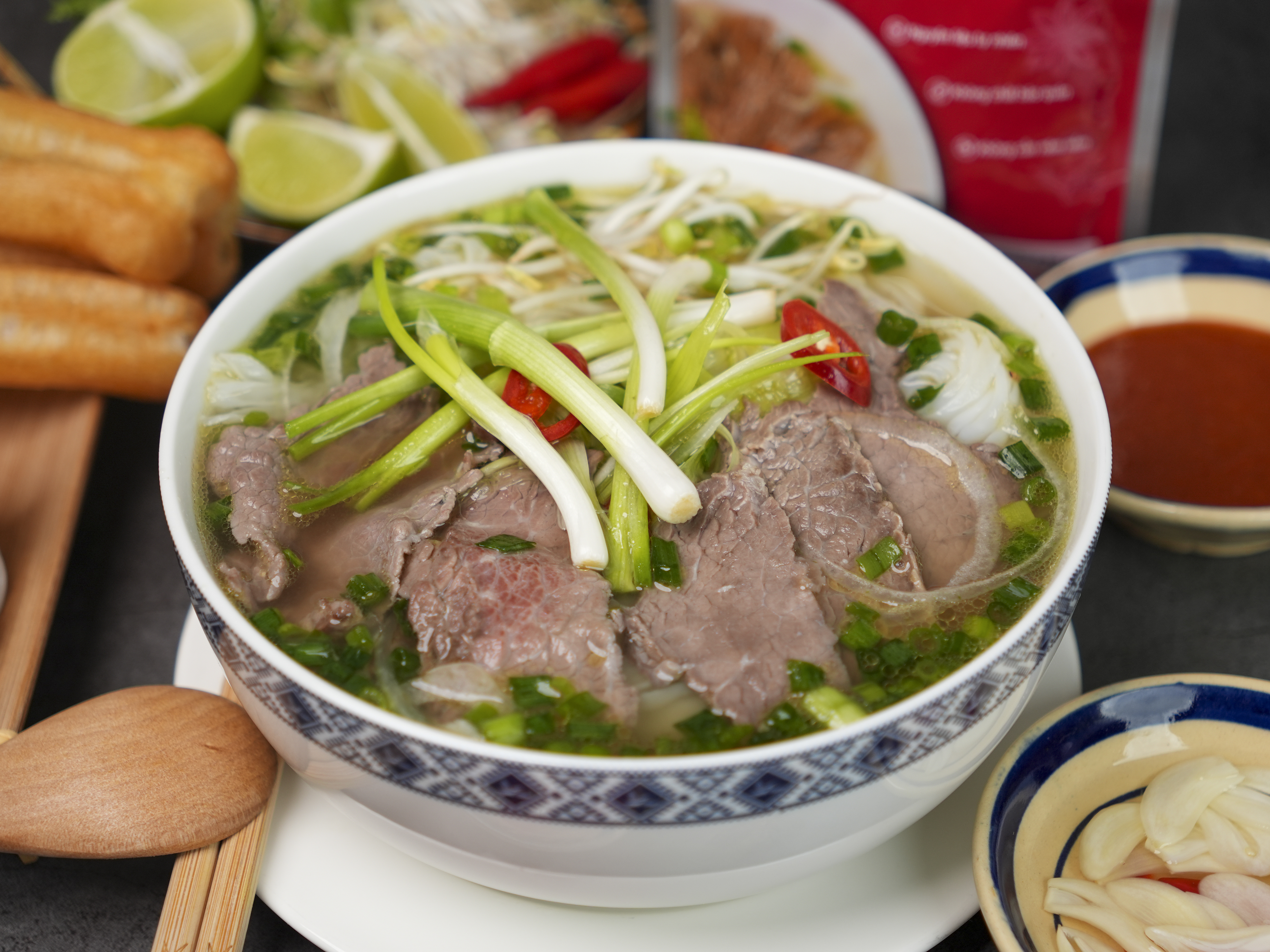 Quy trình ninh xương để tạo ra nước cốt phở Cao Gia diễn ra thế nào?