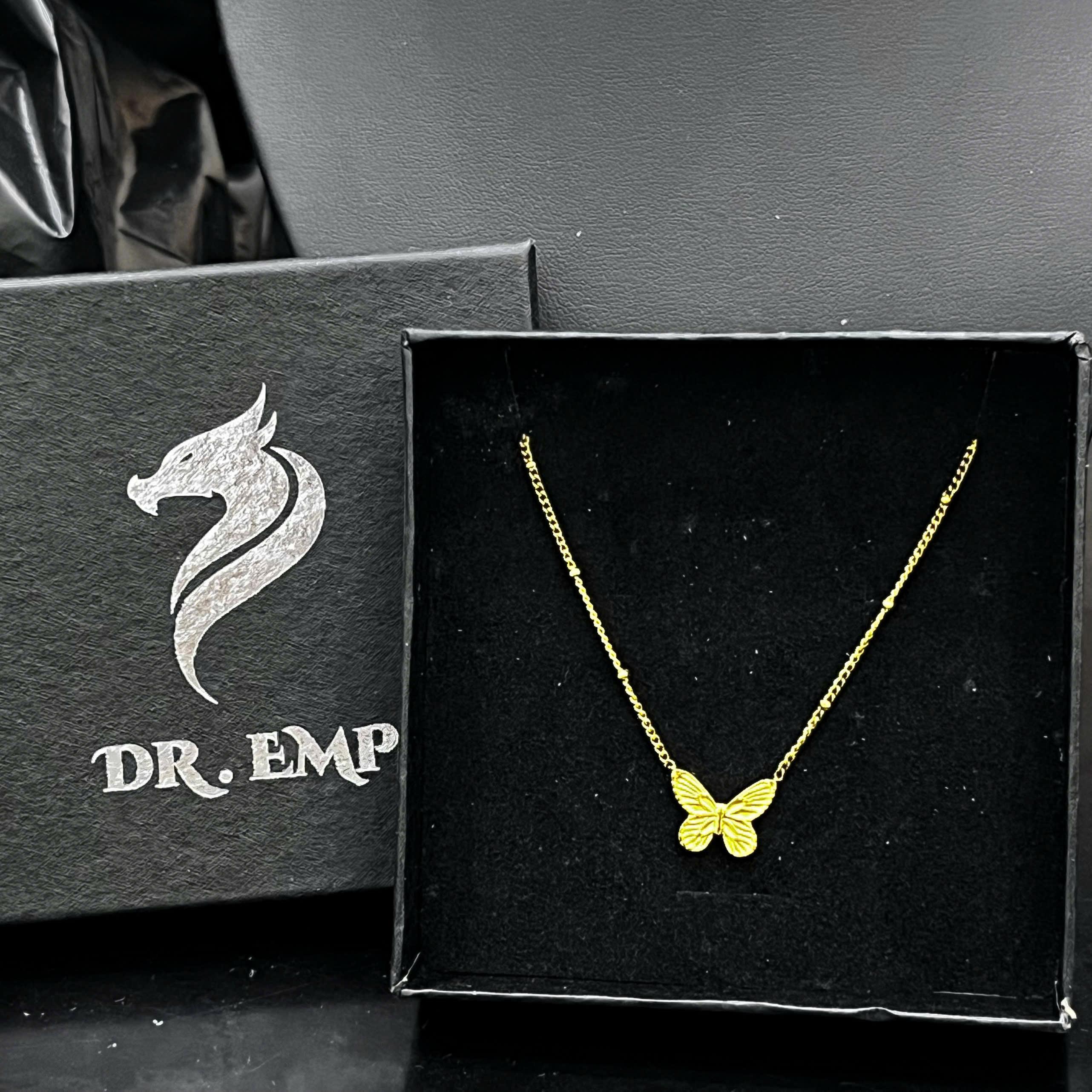 vòng cổ con bướm titan màu vàng.