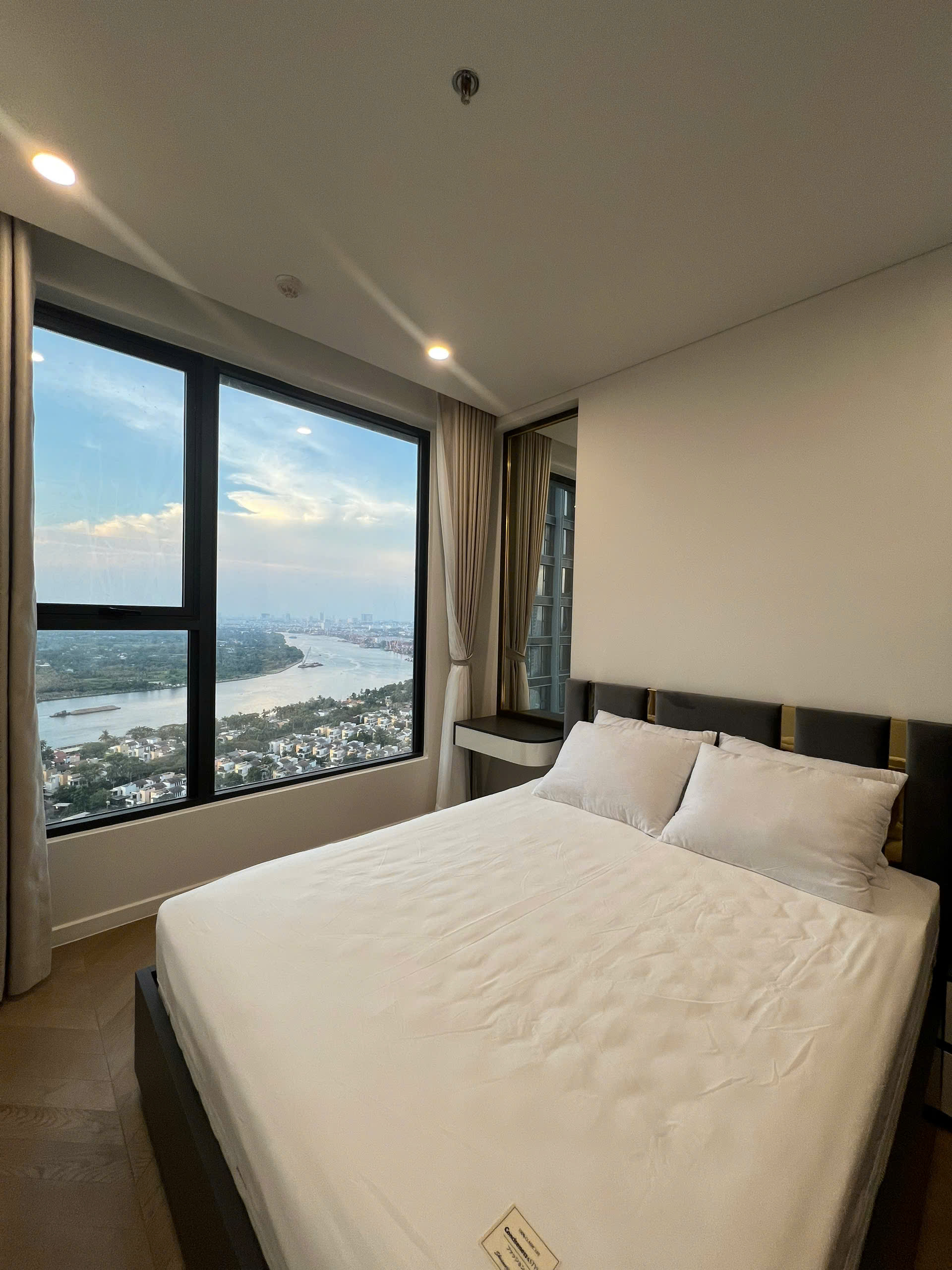 Tin thật 100% - Thuê nhanh căn hộ Lumiere Riverside view cực thoáng, nội thất mới 100% với mức giá cực tốt_thumbnail_4