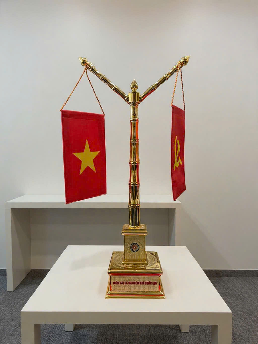 Cột cờ bằng đồng mạ vàng 24k